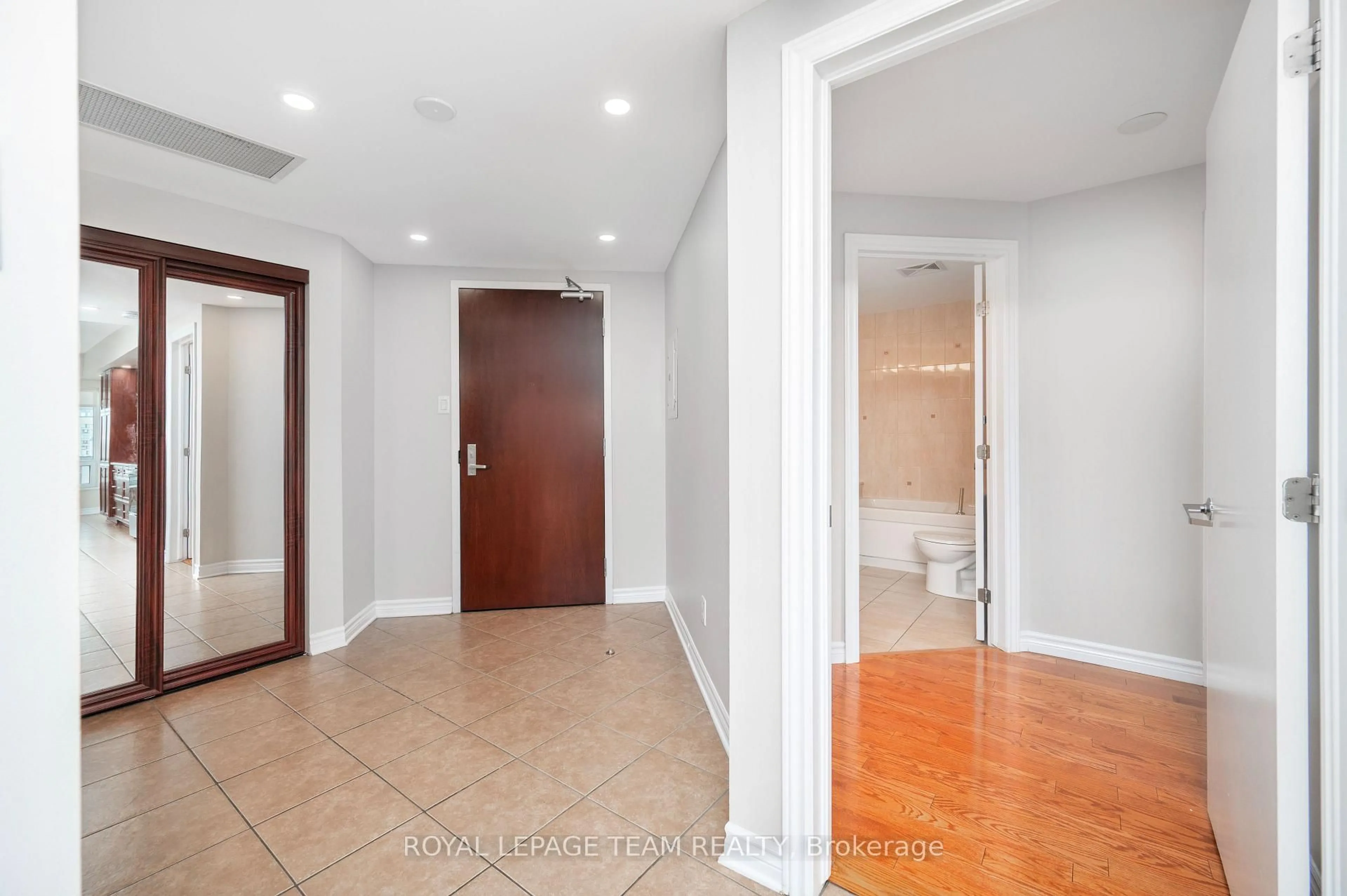 Indoor entryway for 200 Rideau St #1704, Ottawa Ontario K1N 5Y1