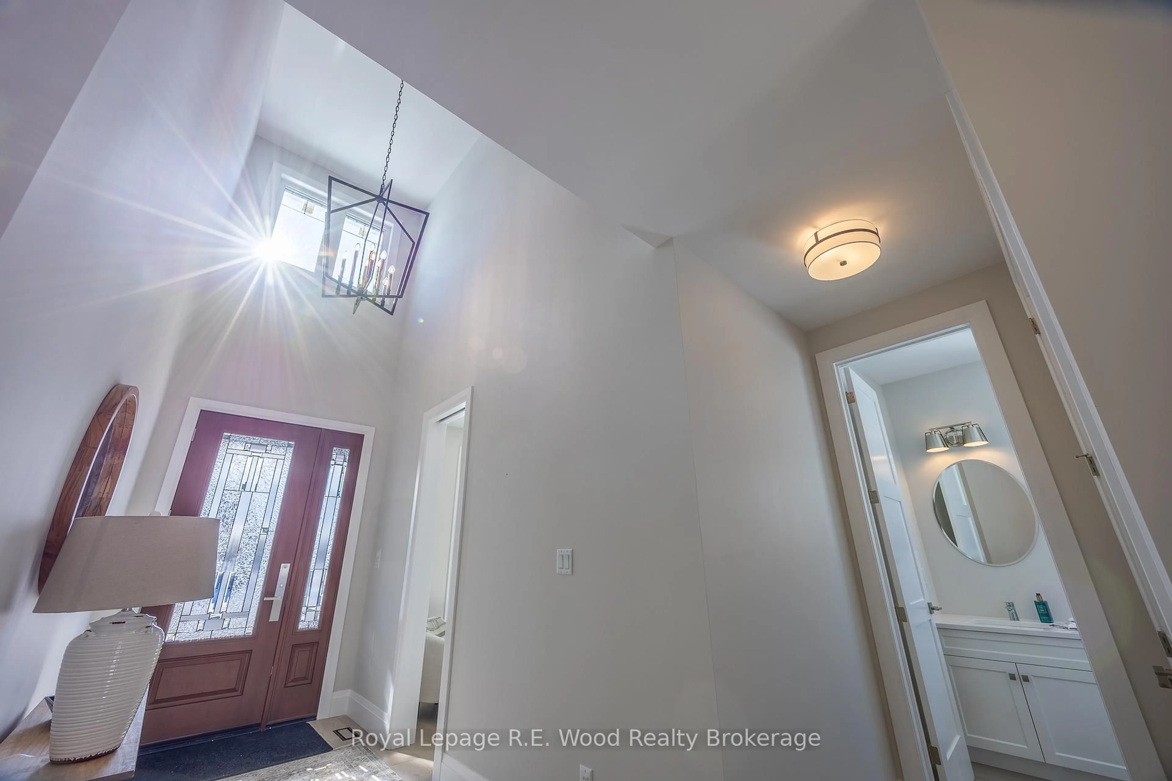 Indoor entryway for 15 Greenhill Dr, Tillsonburg Ontario N4G 2K6