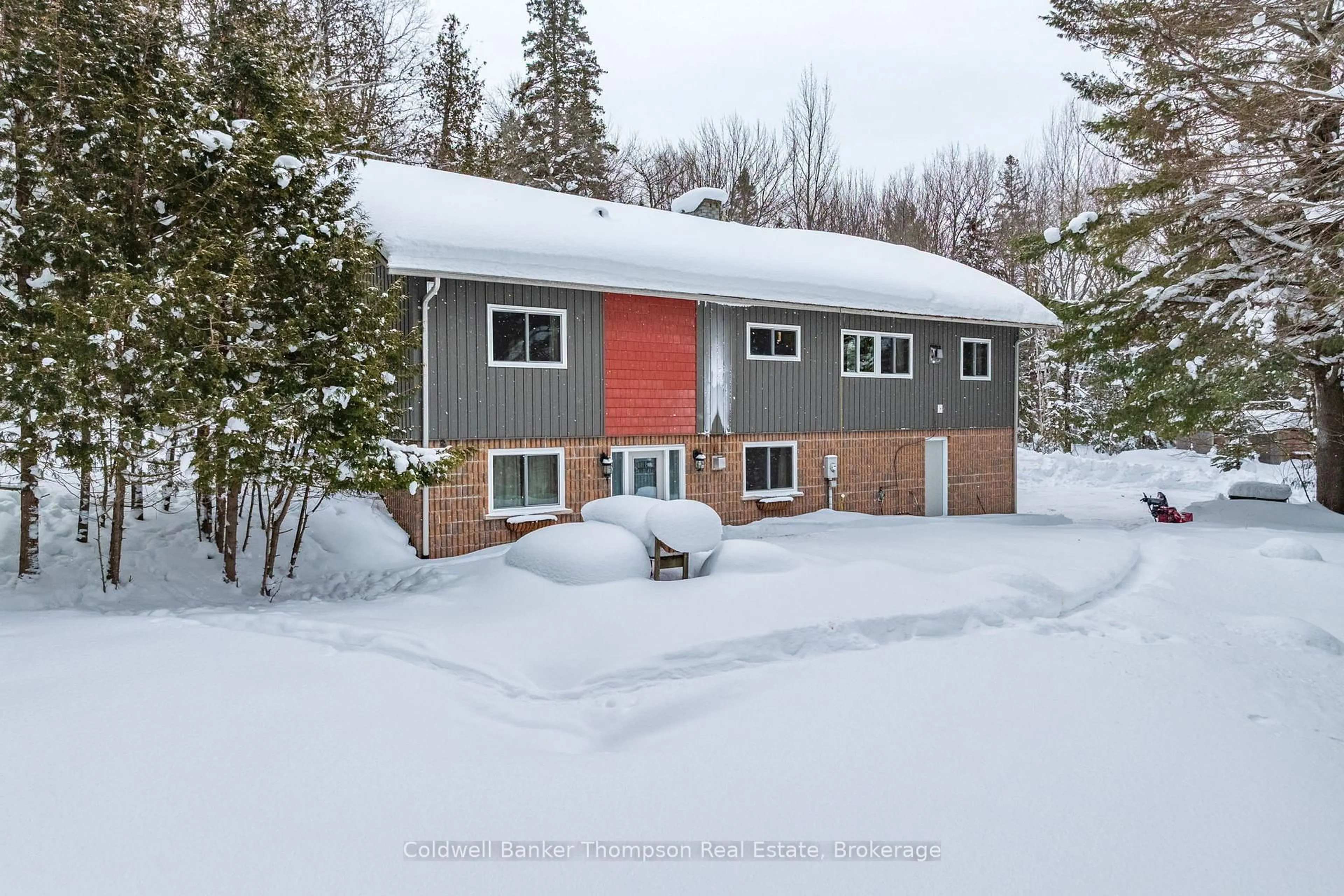 A pic from outside/outdoor area/front of a property/back of a property/a pic from drone, street for 1039 South Waseosa Lake Rd, Huntsville Ontario P1H 2N5