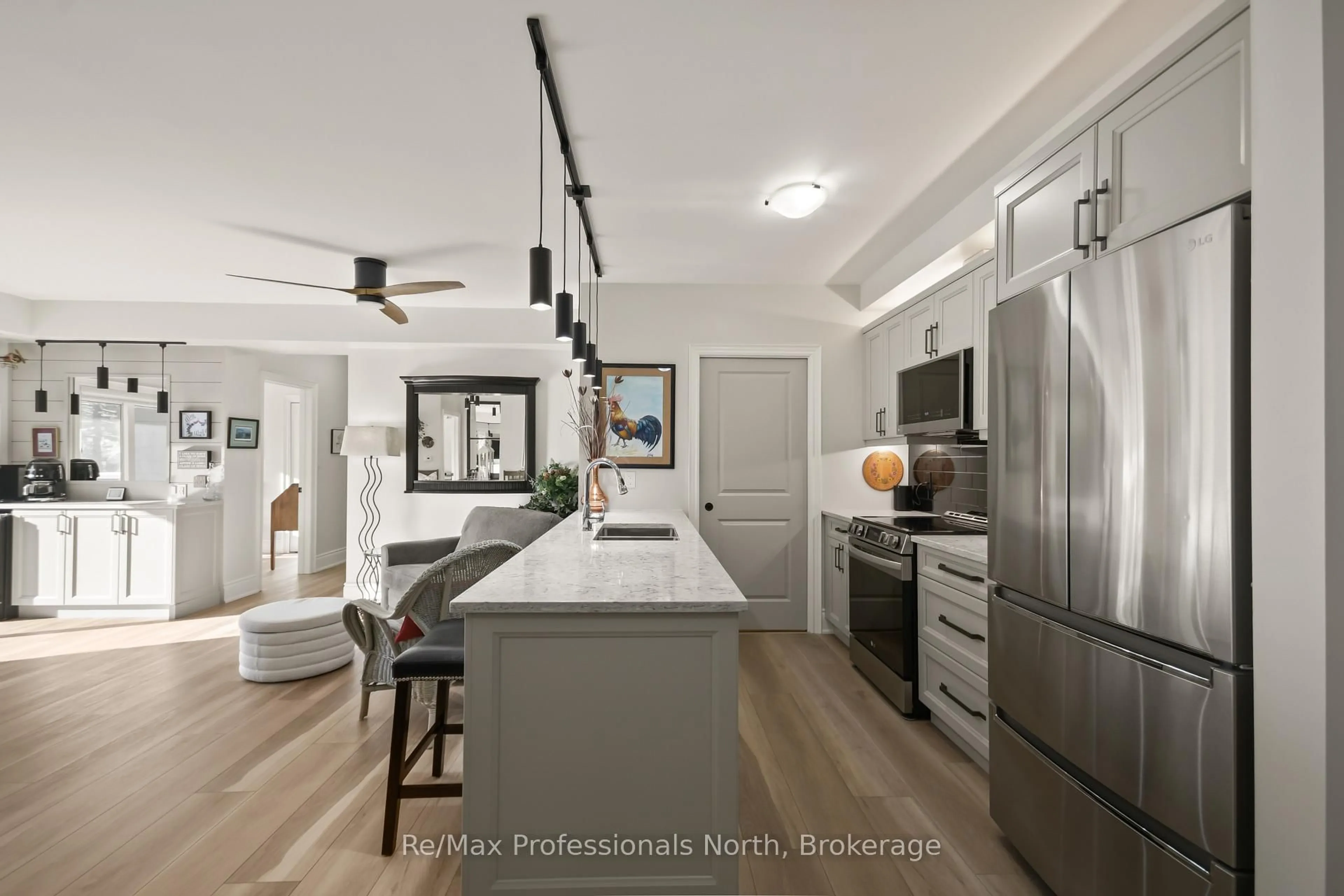 Open concept kitchen, ceramic/tile floor for 391 James St #302, Gravenhurst Ontario P1P 0A5