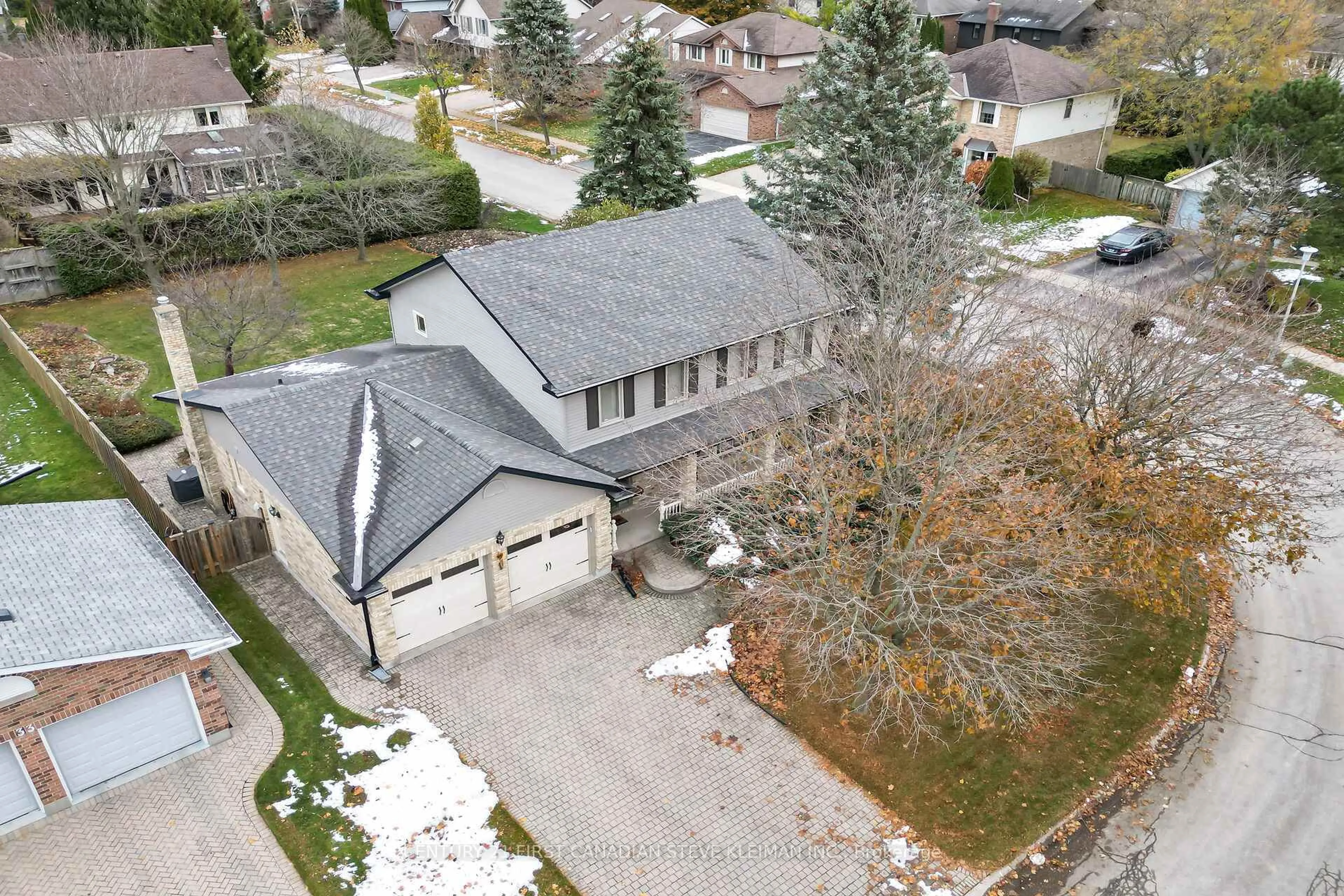 A pic from outside/outdoor area/front of a property/back of a property/a pic from drone, street for 37 Virginia Cres, London North Ontario N5X 3E7