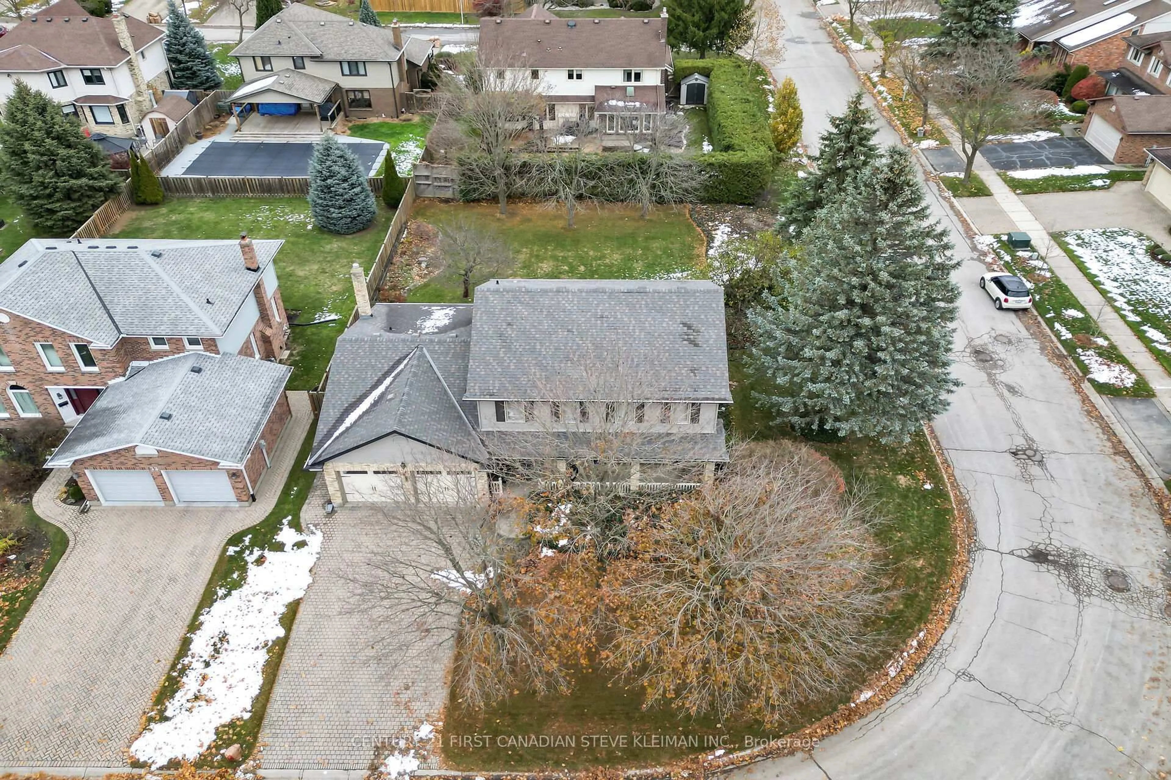 A pic from outside/outdoor area/front of a property/back of a property/a pic from drone, street for 37 Virginia Cres, London North Ontario N5X 3E7