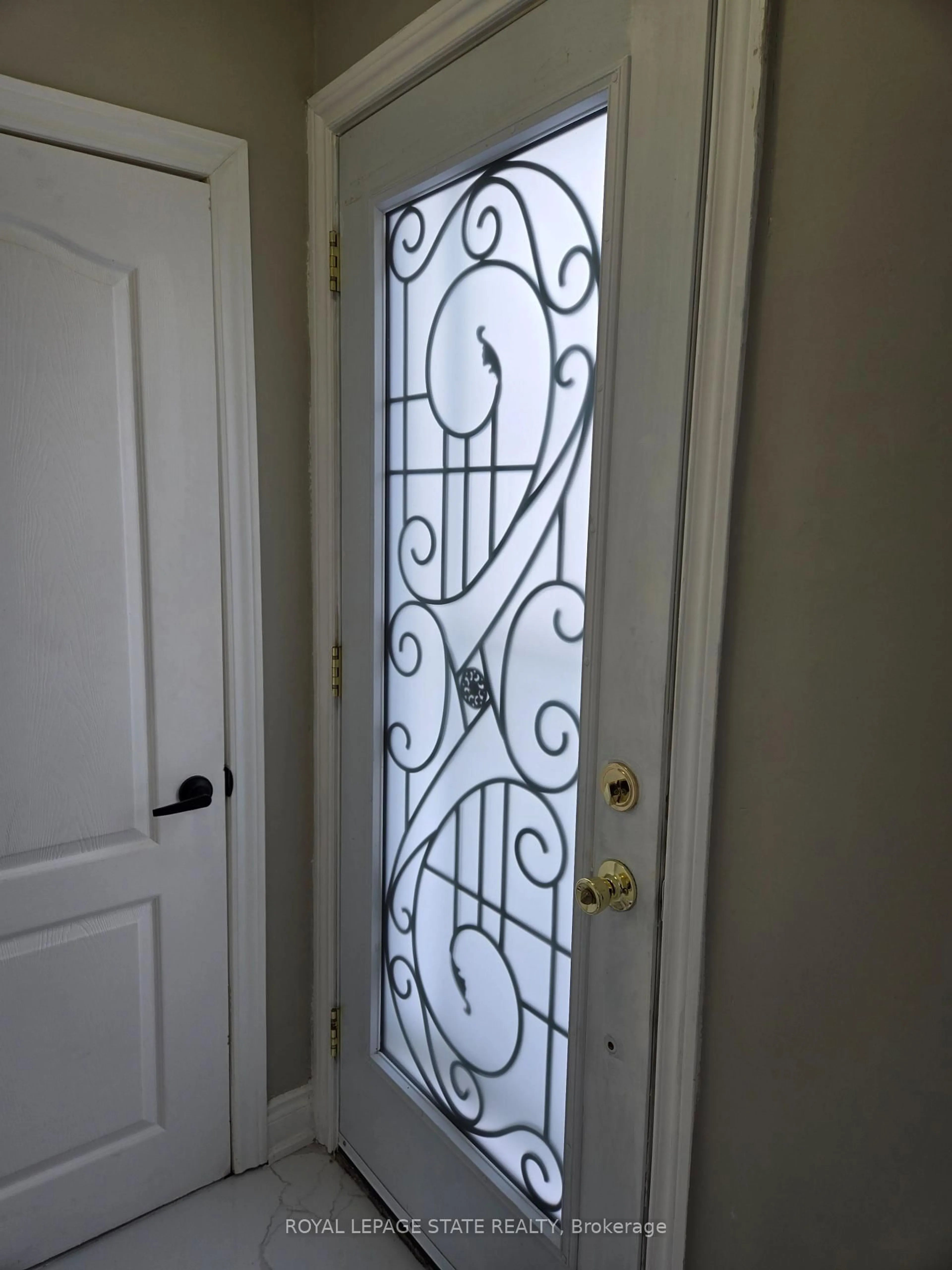 Indoor entryway for 91 Barons Ave, Hamilton Ontario L8K 2Y5