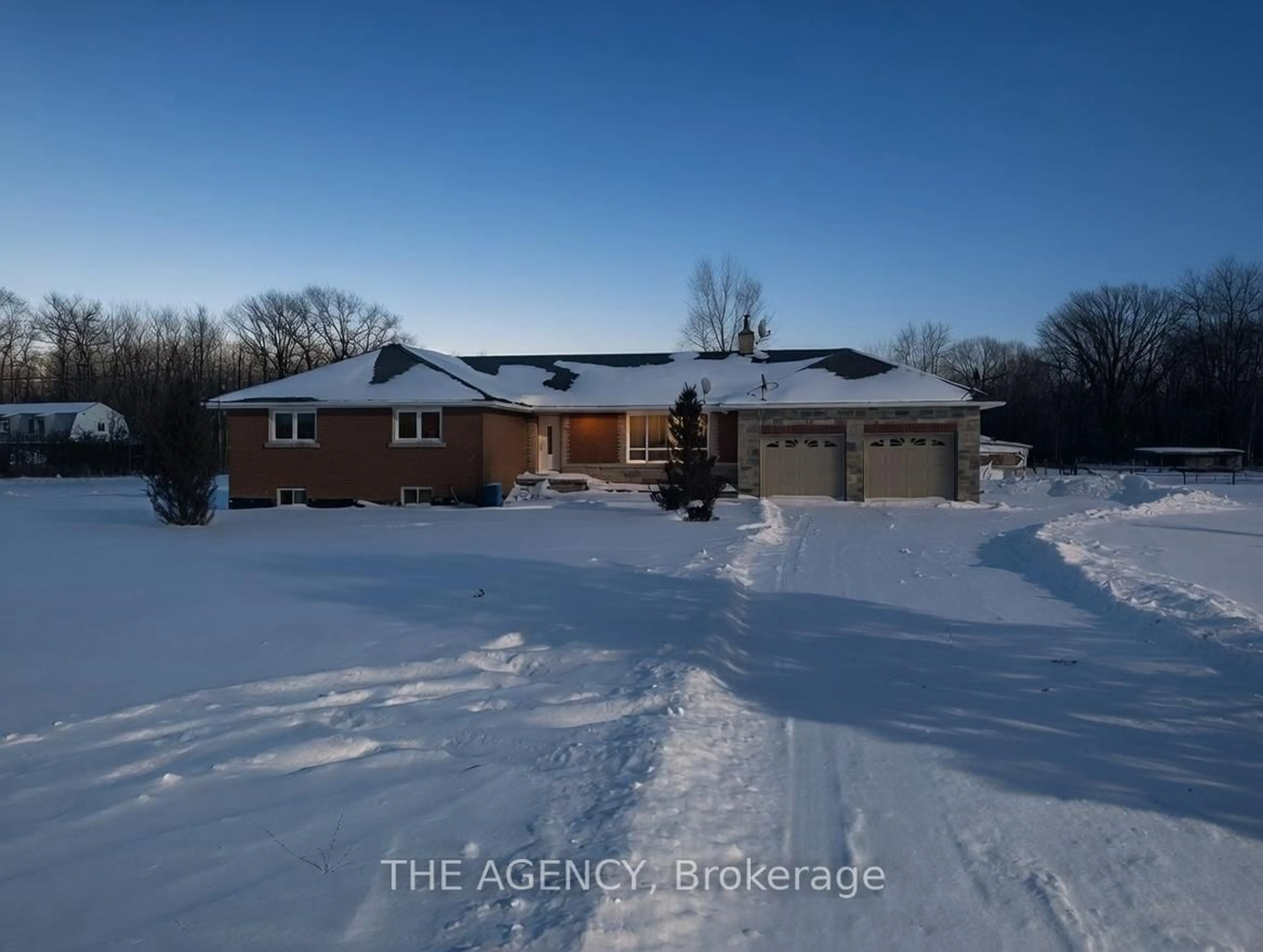 A pic from outside/outdoor area/front of a property/back of a property/a pic from drone, street for 295 Park Rd, Grimsby Ontario L3M 4E7