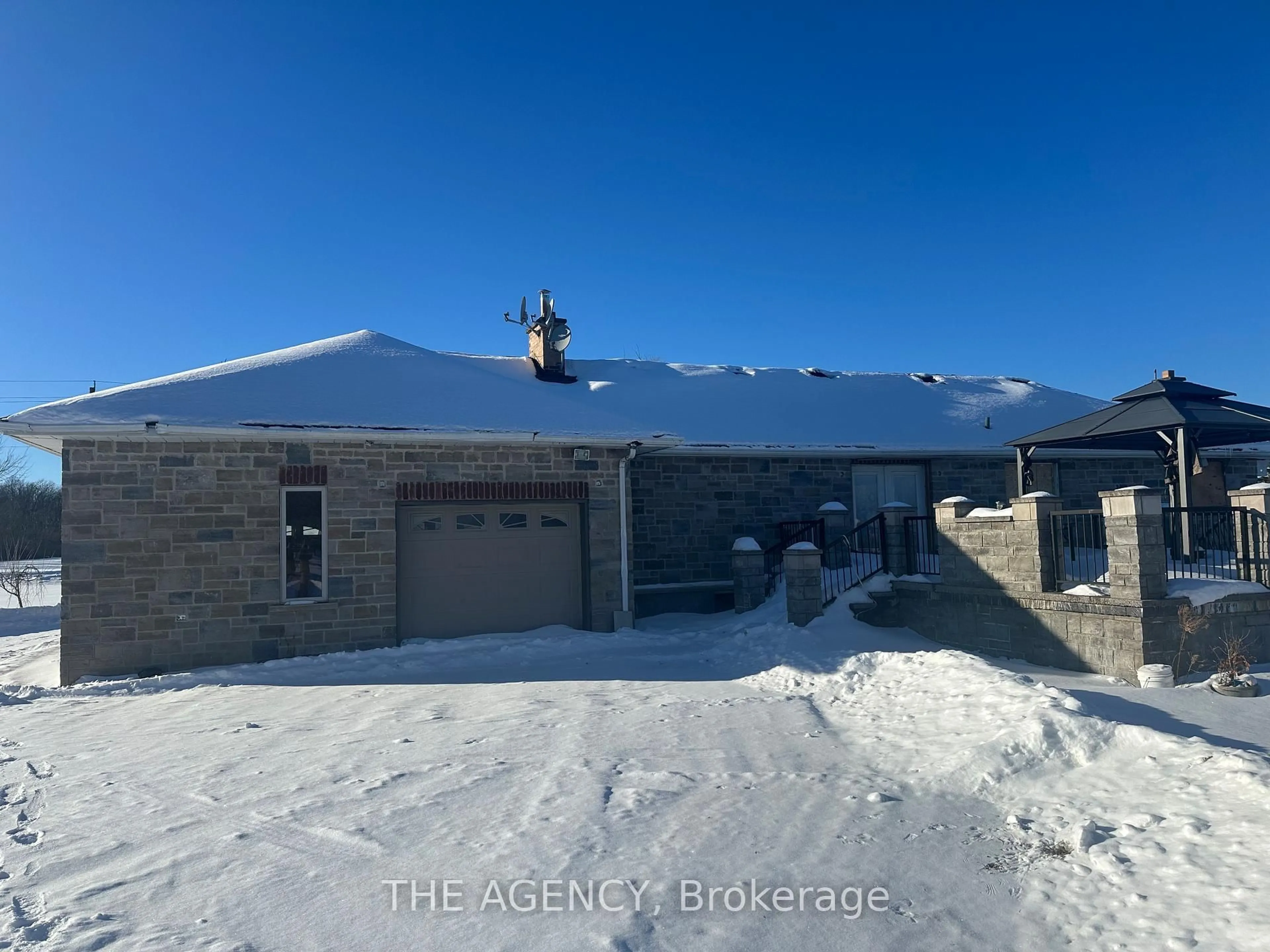 A pic from outside/outdoor area/front of a property/back of a property/a pic from drone, building for 295 Park Rd, Grimsby Ontario L3M 4E7