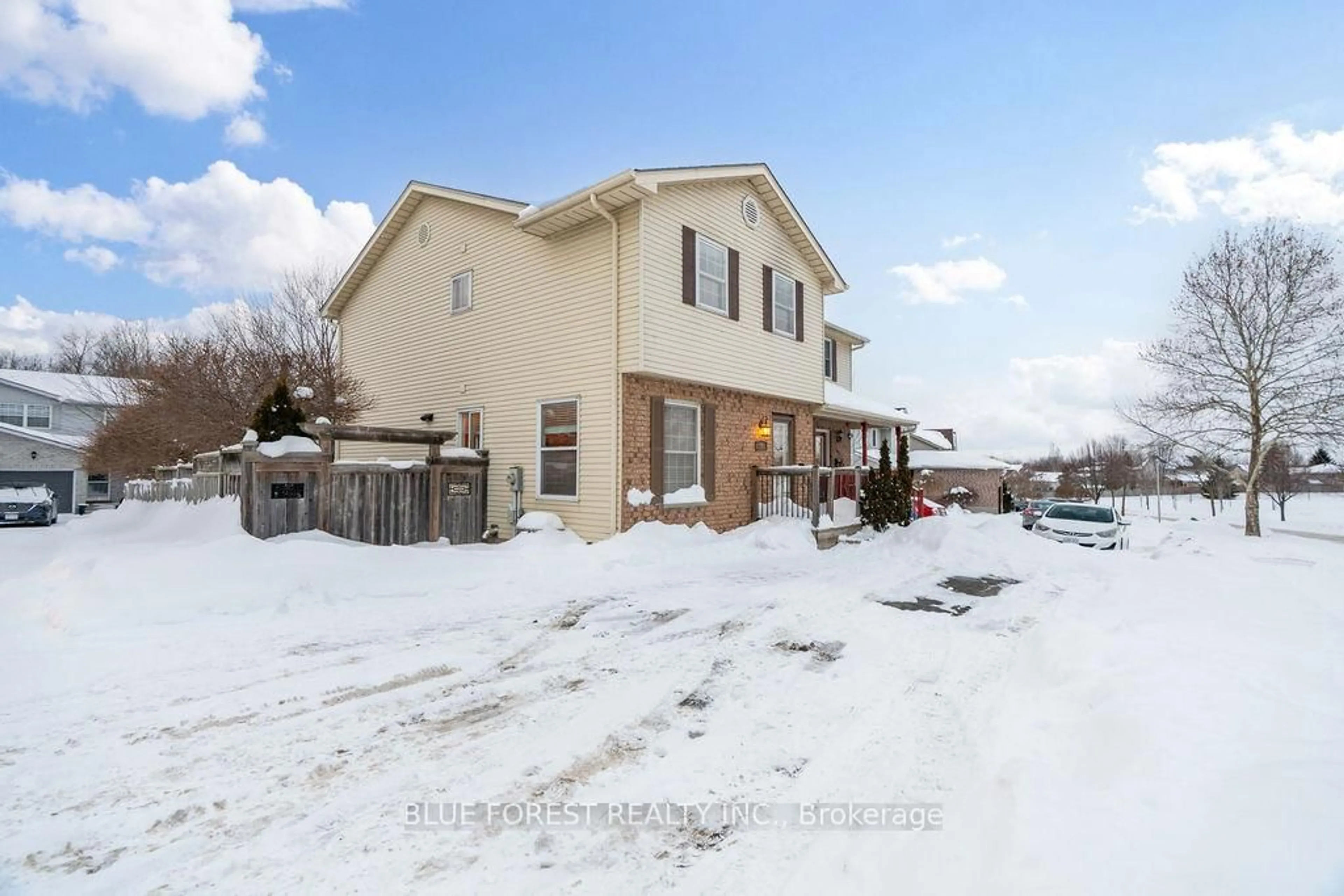 A pic from outside/outdoor area/front of a property/back of a property/a pic from drone, unknown for 805 Deveron Cres, London South Ontario N5Z 5B4