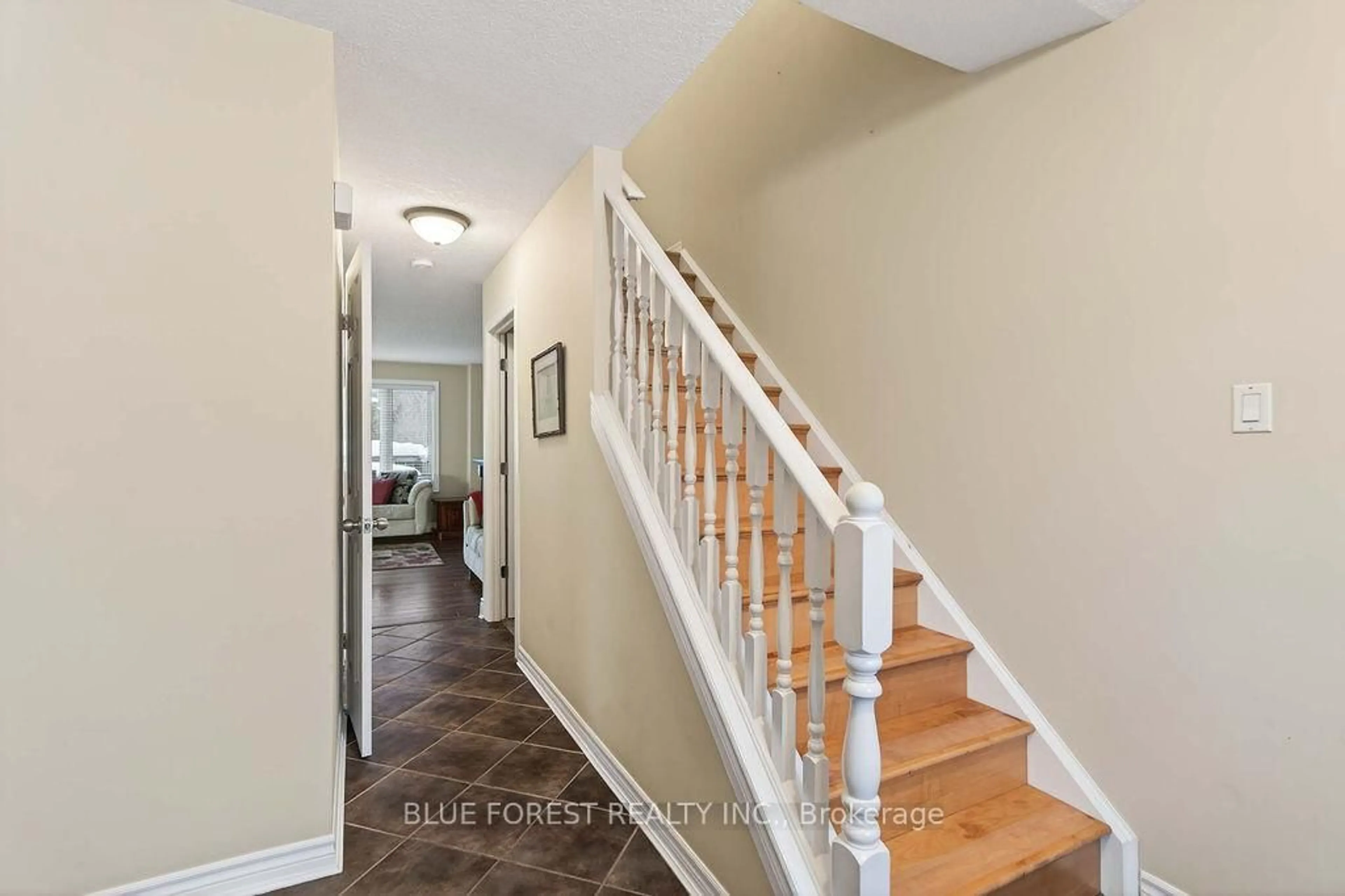 Indoor entryway for 805 Deveron Cres, London South Ontario N5Z 5B4