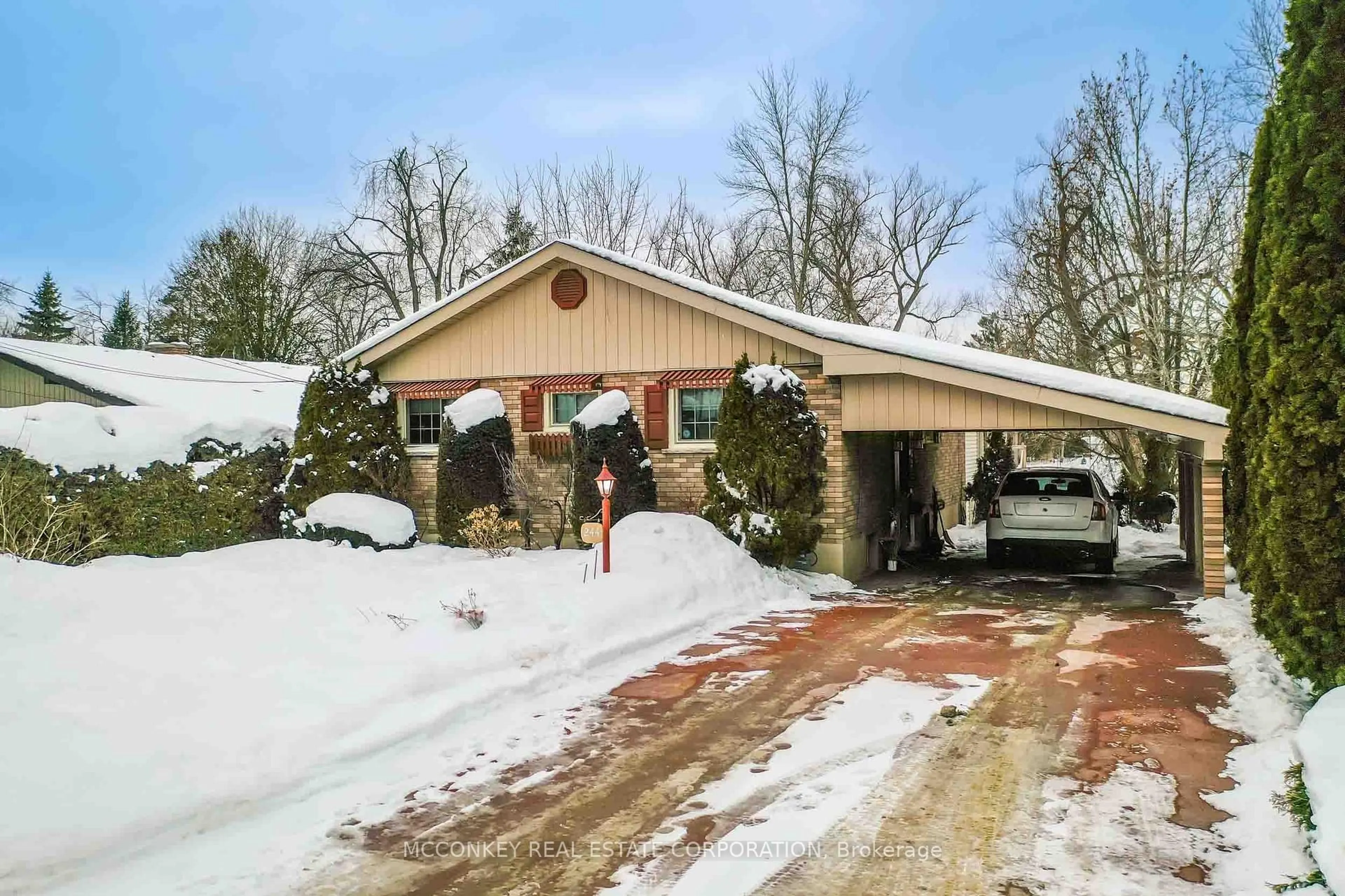 Indoor garage for 244 Sherin Ave, Peterborough Ontario K9J 1B6