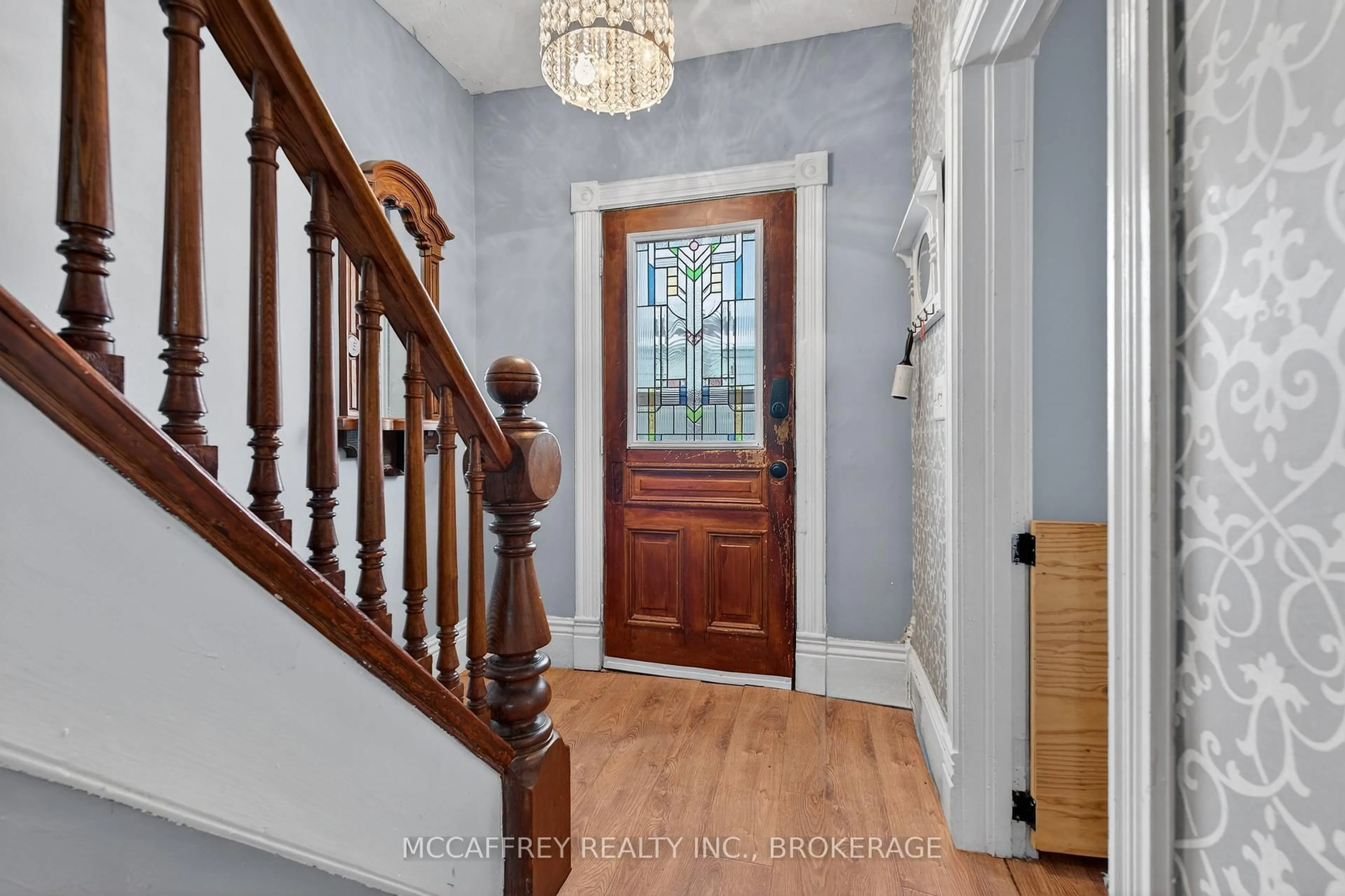 Indoor entryway for 422 Thomas St, Deseronto Ontario K0K 1X0