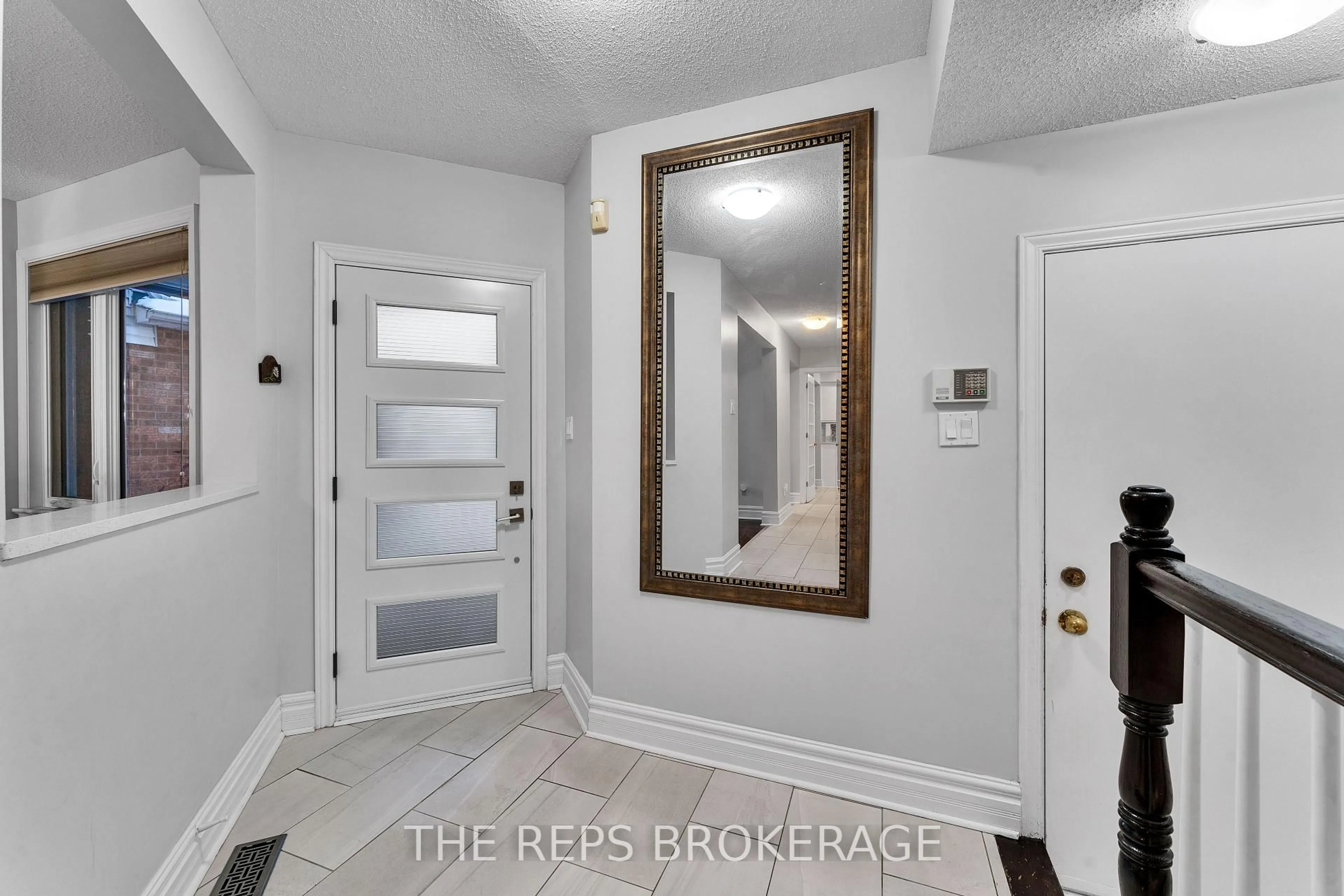Indoor entryway for 64 Hunterswood Cres, Ottawa Ontario K1G 5V9