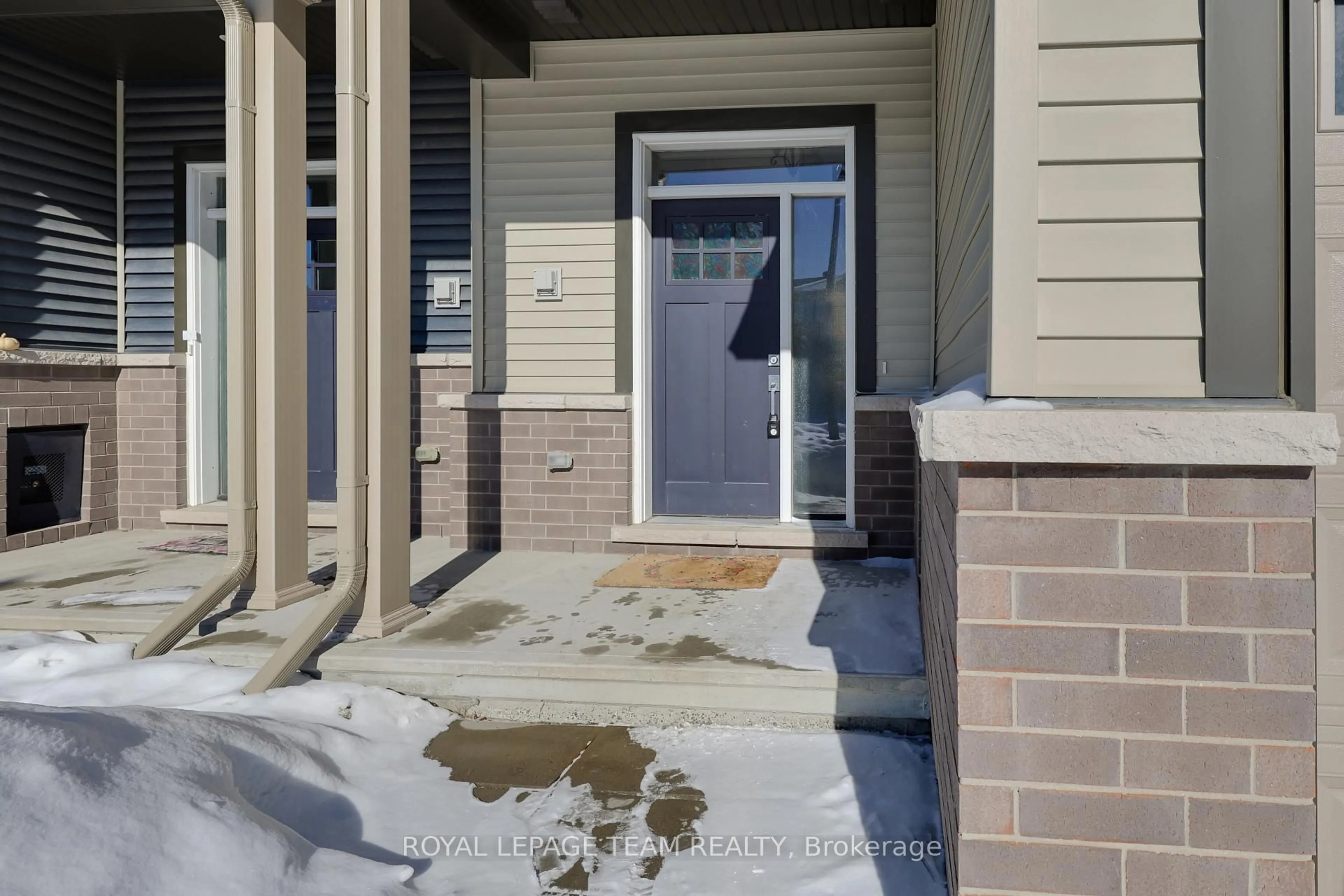 Indoor entryway for 1021 Speedvale Crt, Kanata Ontario K2T 0P4