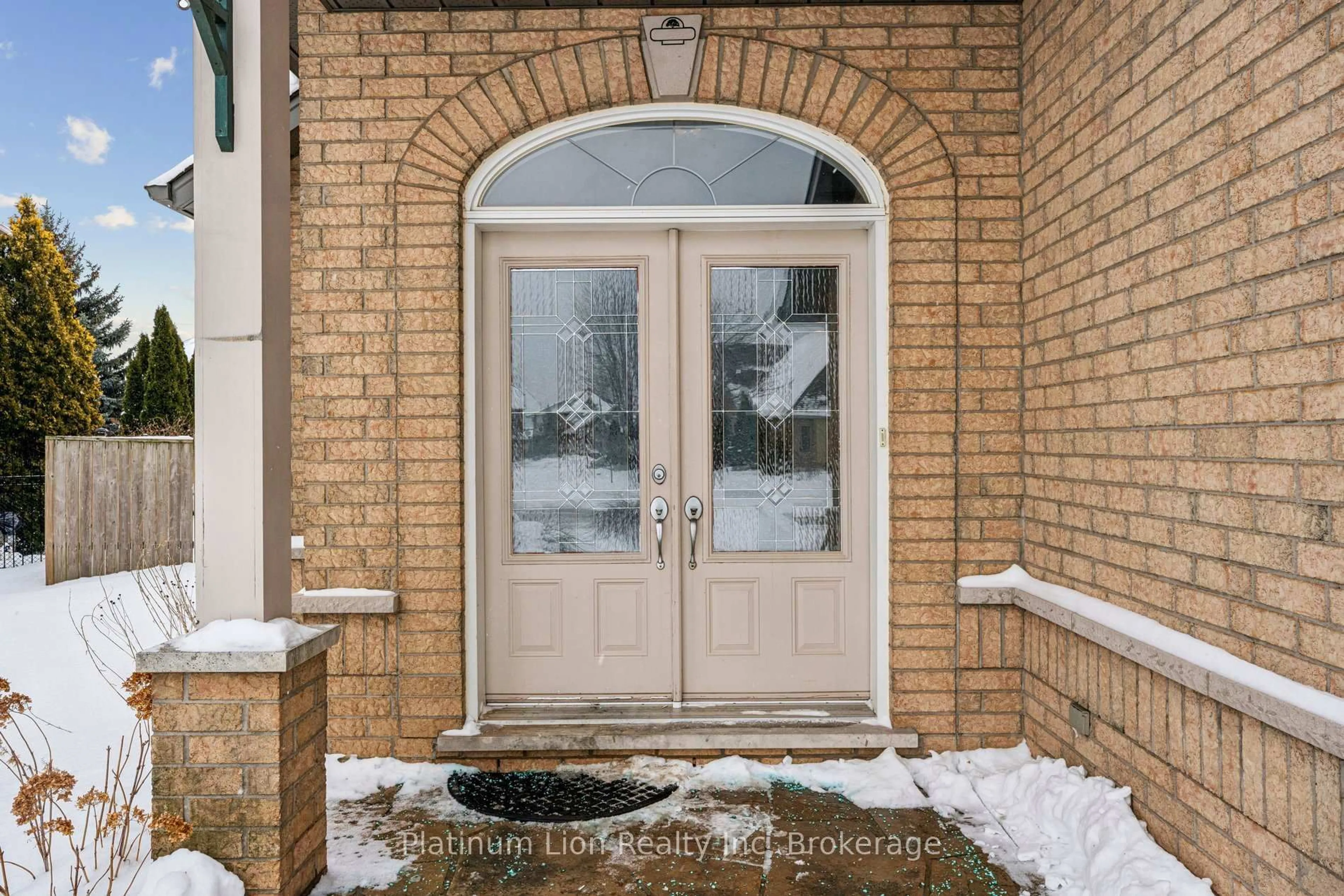 Indoor entryway for 27 Surrey Dr, Hamilton Ontario L9K 1L9