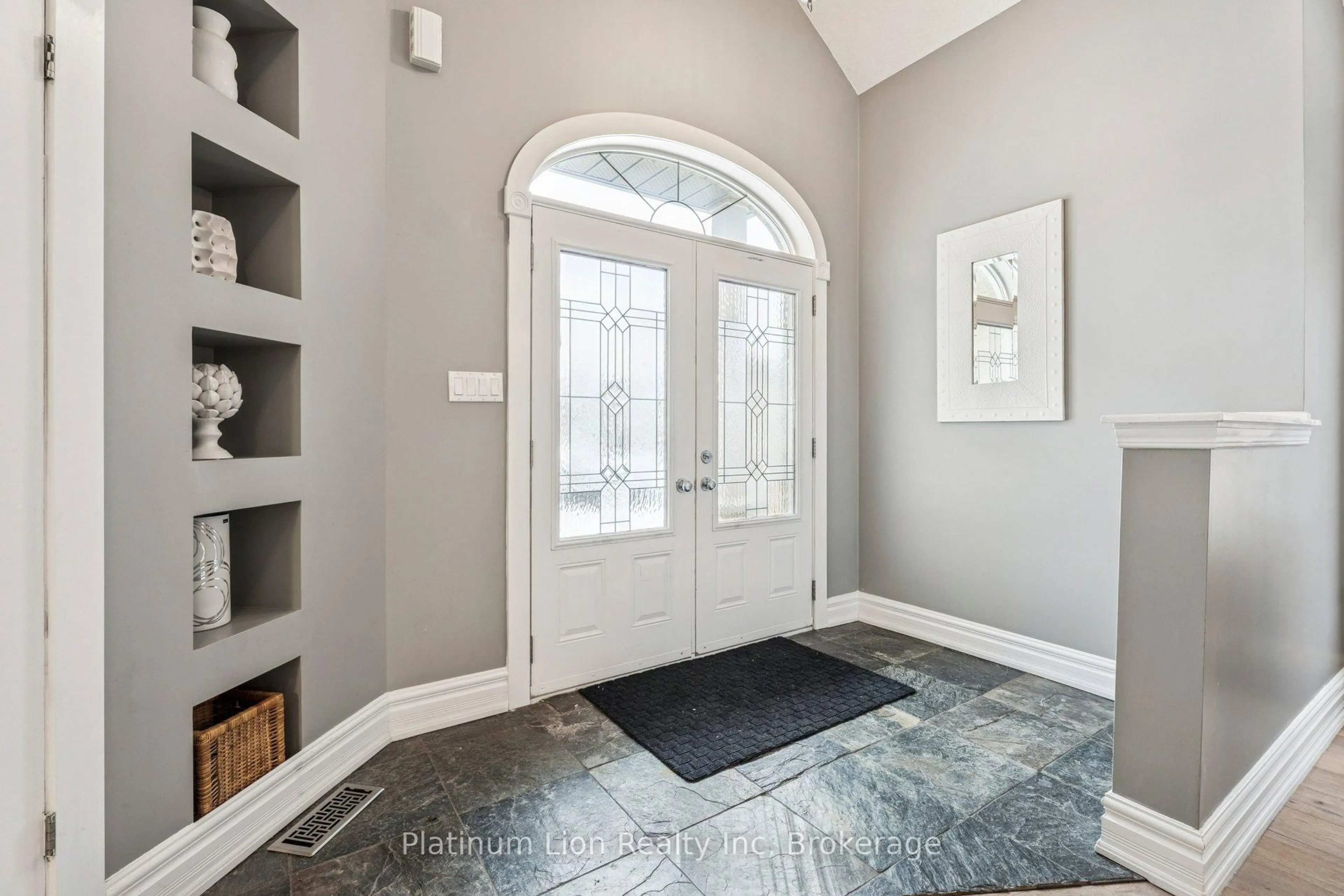 Indoor entryway for 27 Surrey Dr, Hamilton Ontario L9K 1L9