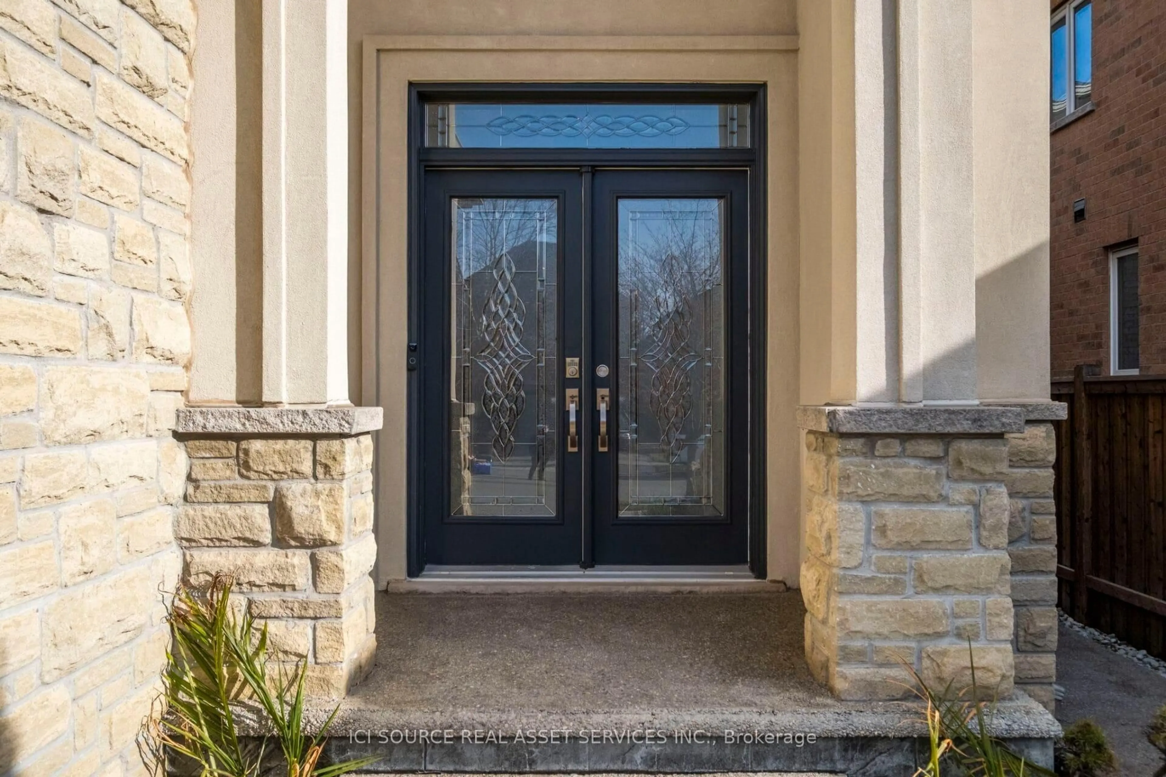 Indoor entryway for 409 Valridge Dr, Hamilton Ontario L9G 0B2