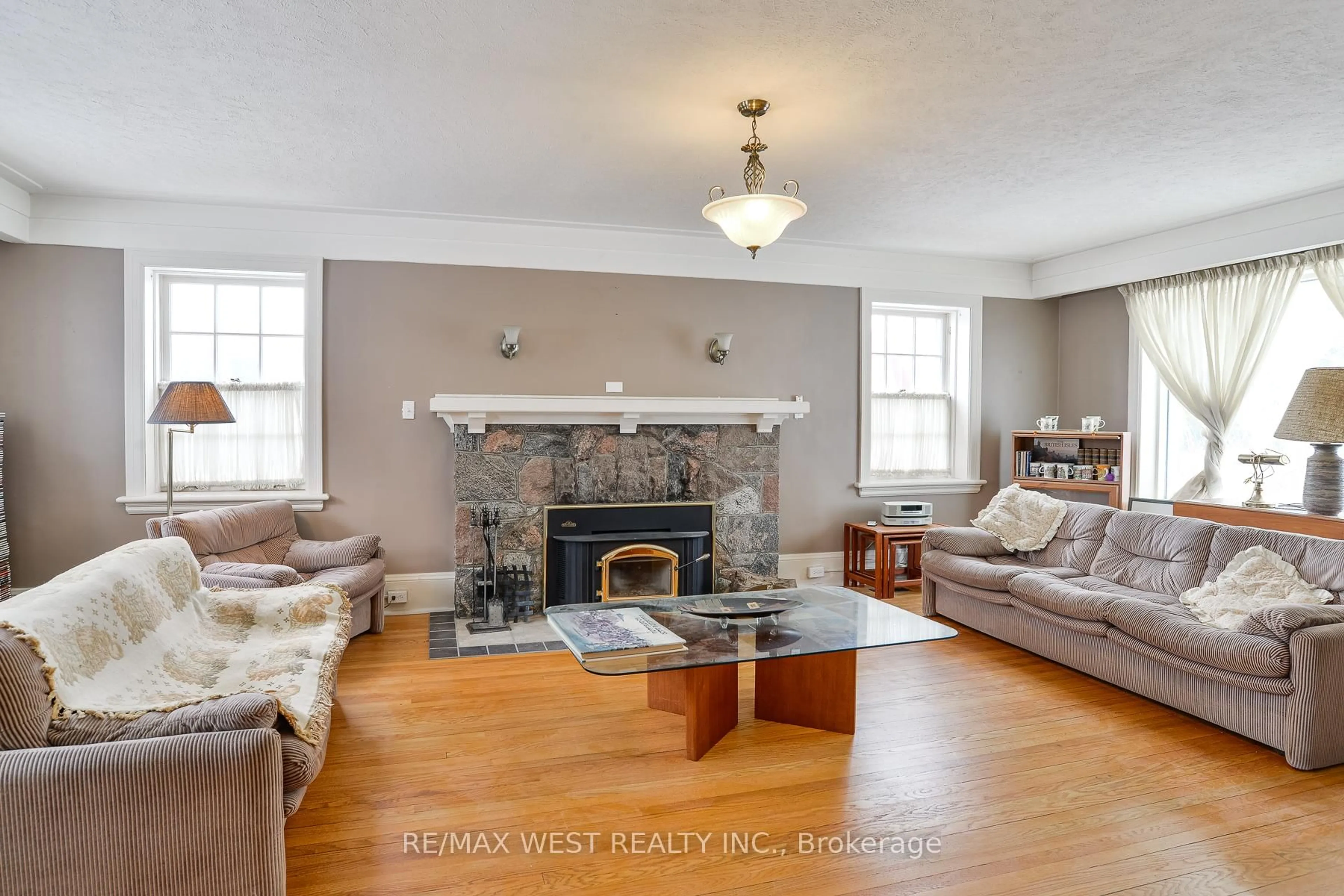 Living room with furniture, unknown for 11 Short St, Kawartha Lakes Ontario K0M 1N0