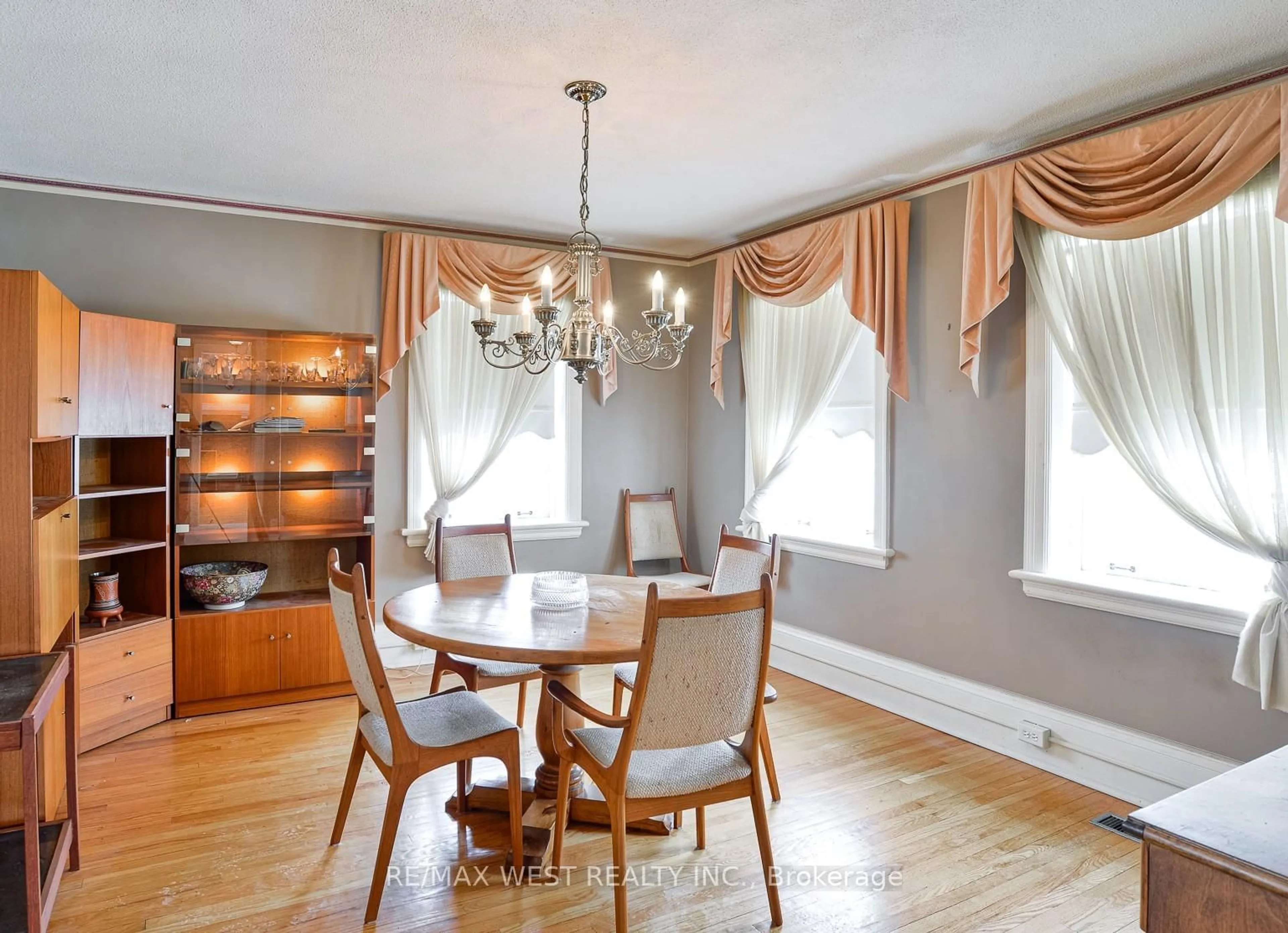 Dining room, wood/laminate floor for 11 Short St, Kawartha Lakes Ontario K0M 1N0