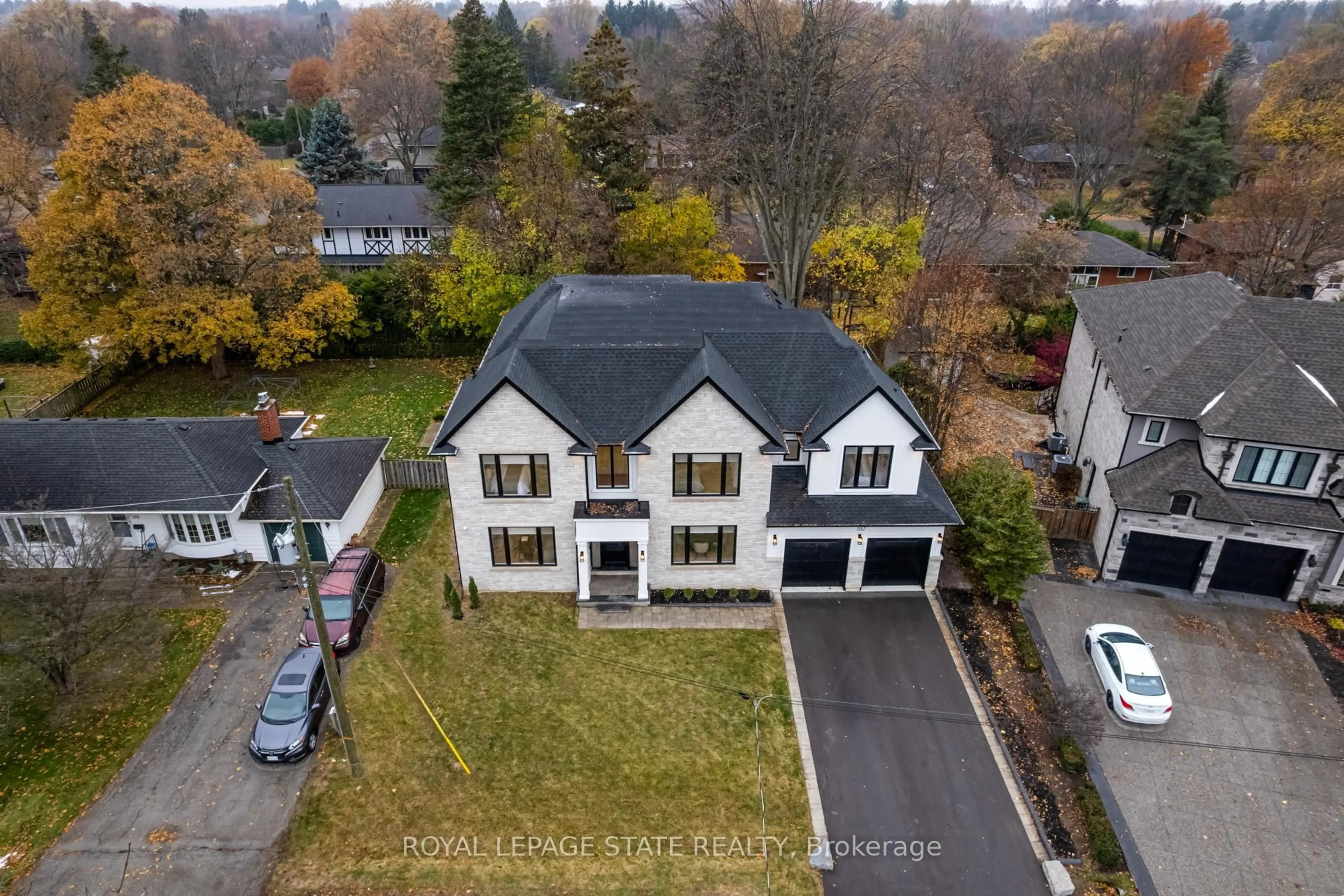 A pic from outside/outdoor area/front of a property/back of a property/a pic from drone, street for 102 Cumming Crt, Hamilton Ontario L9G 1V3