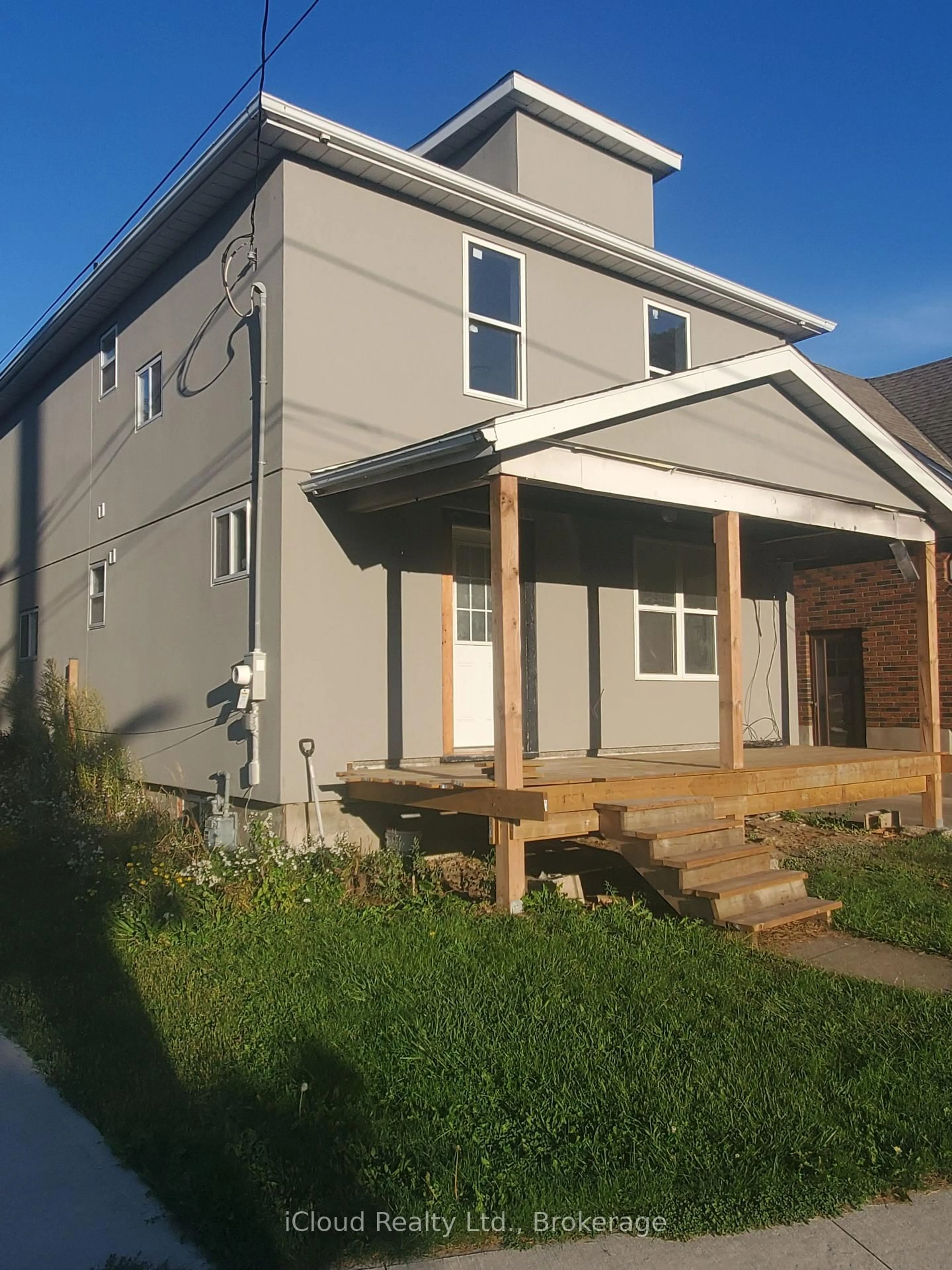 Home with vinyl exterior material, street for 62 Currie St, St. Catharines Ontario L2M 5M8