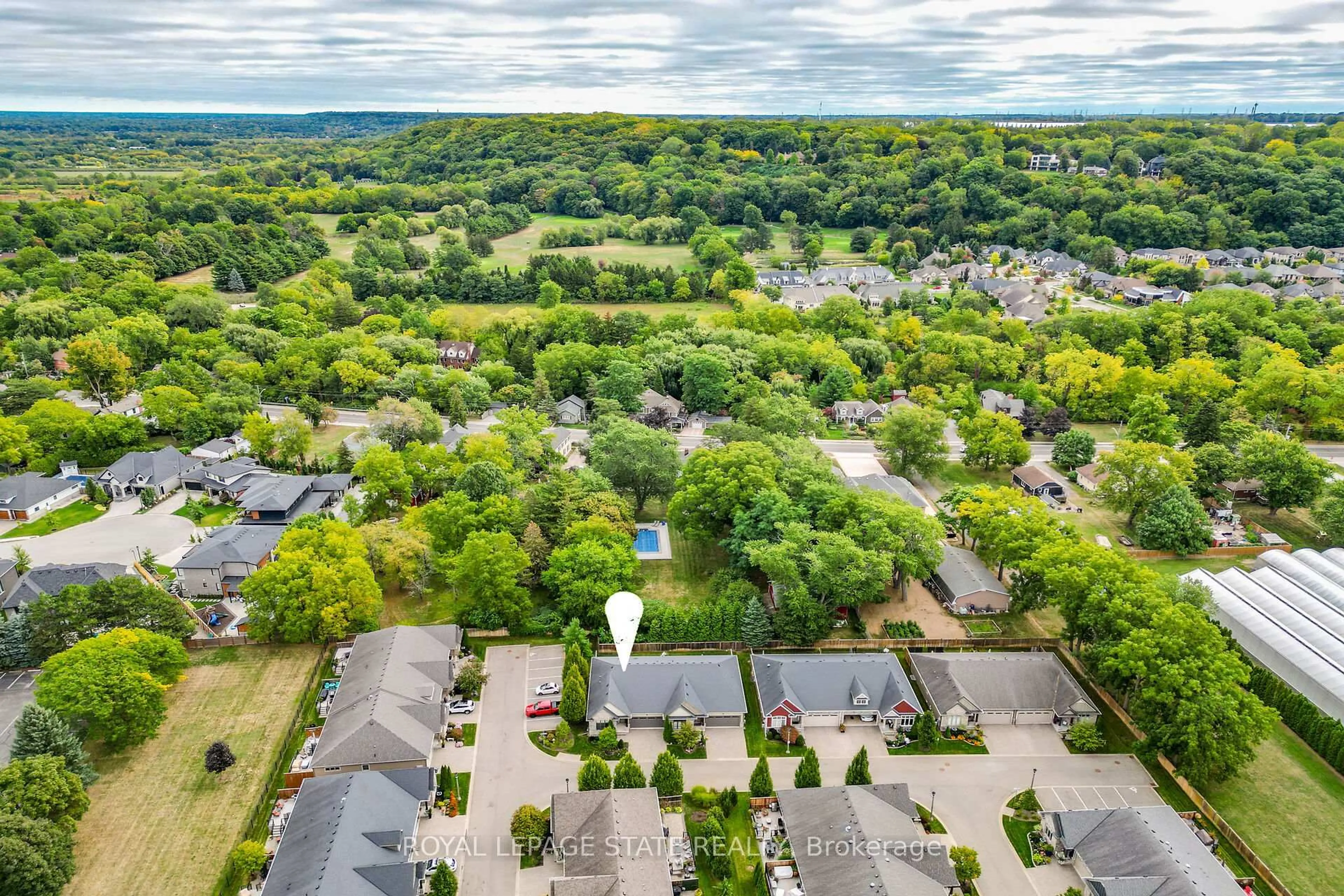 A pic from outside/outdoor area/front of a property/back of a property/a pic from drone, unknown for 1 Cedar Dr, Niagara-on-the-Lake Ontario L0S 1J1