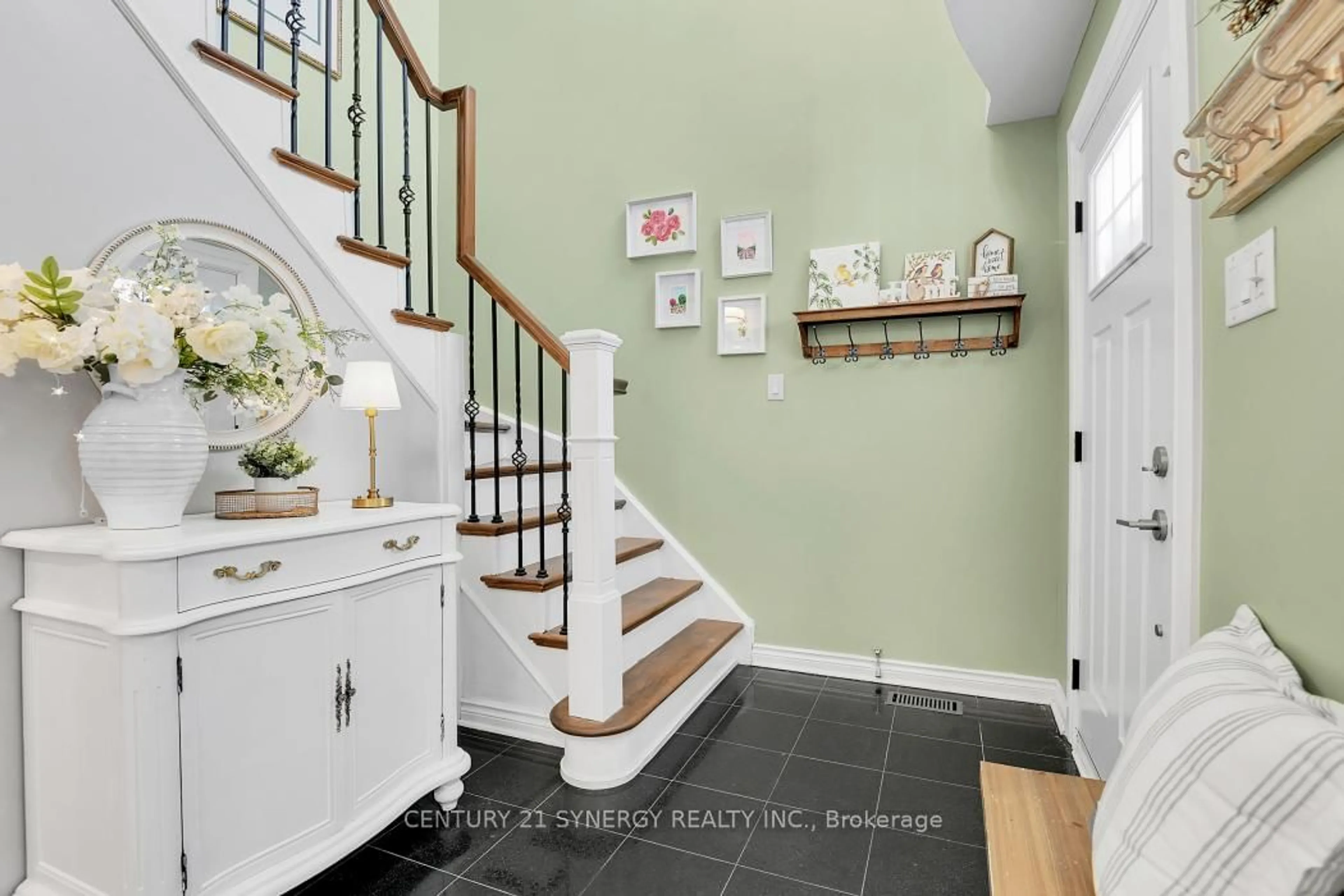 Indoor entryway for 25 Waterton Cres, Kanata Ontario K2M 1Y8