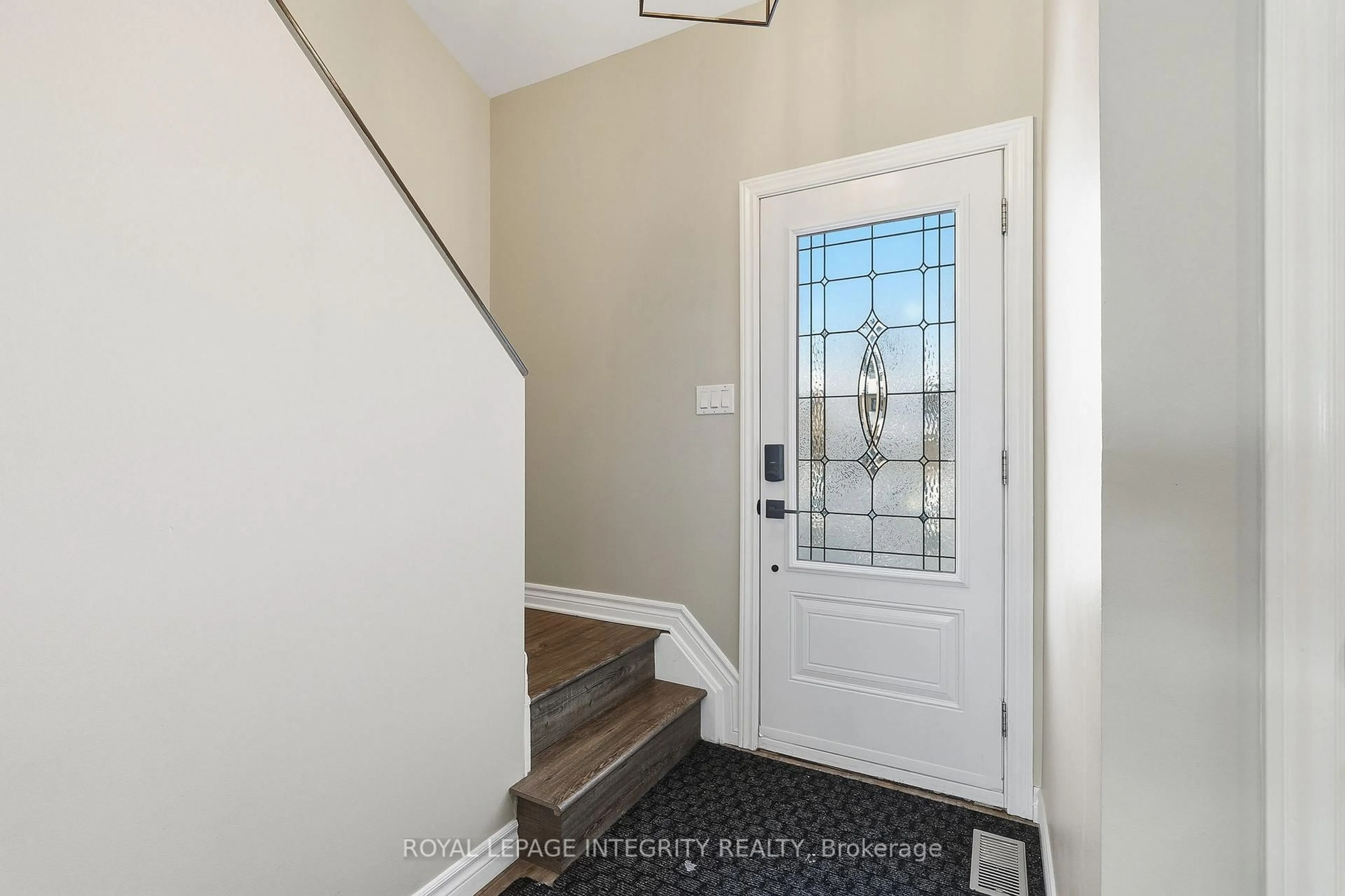 Indoor entryway for 6917 Bilberry Dr #73, Ottawa Ontario K1C 2C1