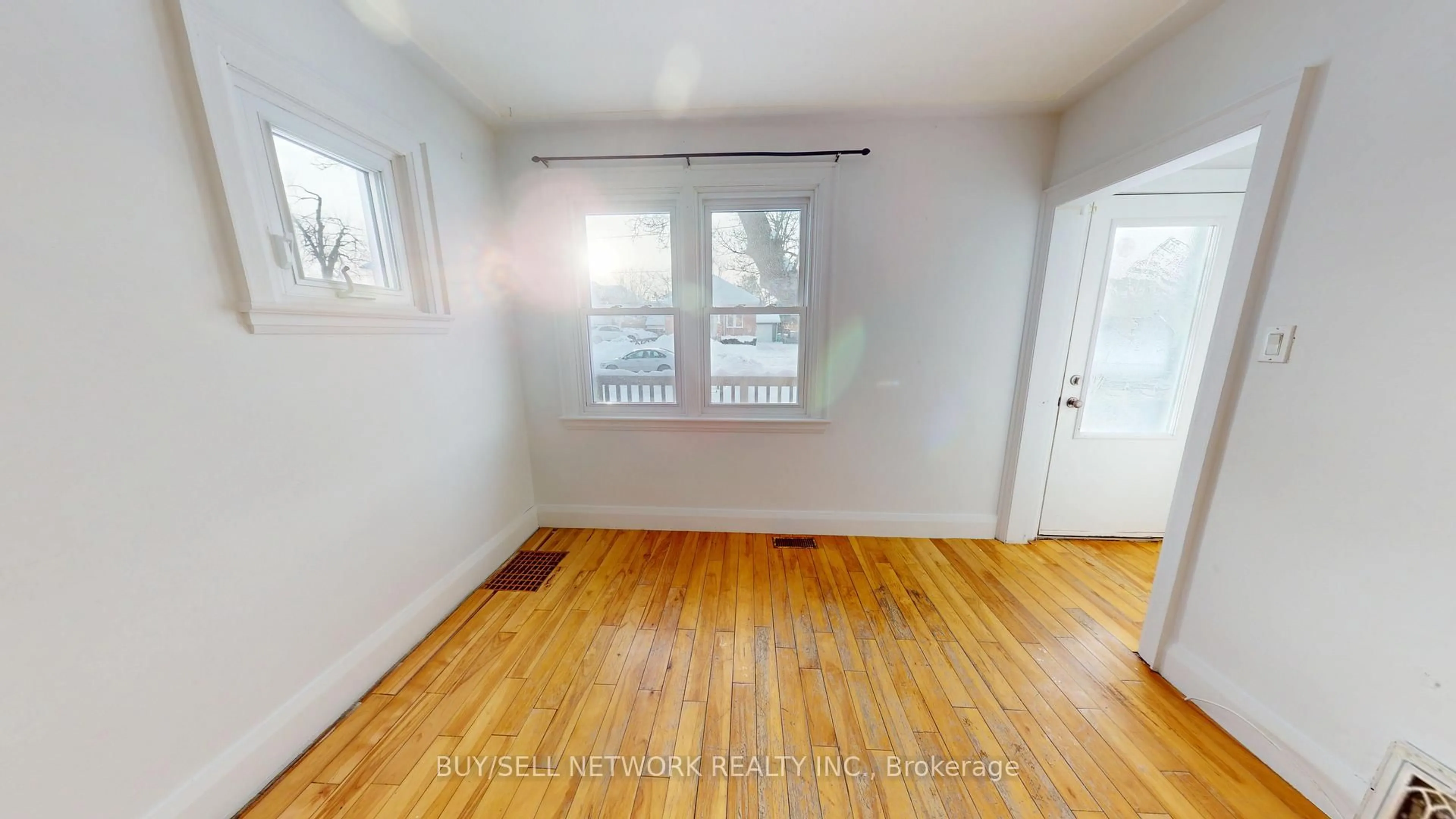 A pic of a room for 80 Kent St, Peterborough Ontario K9J 5B3