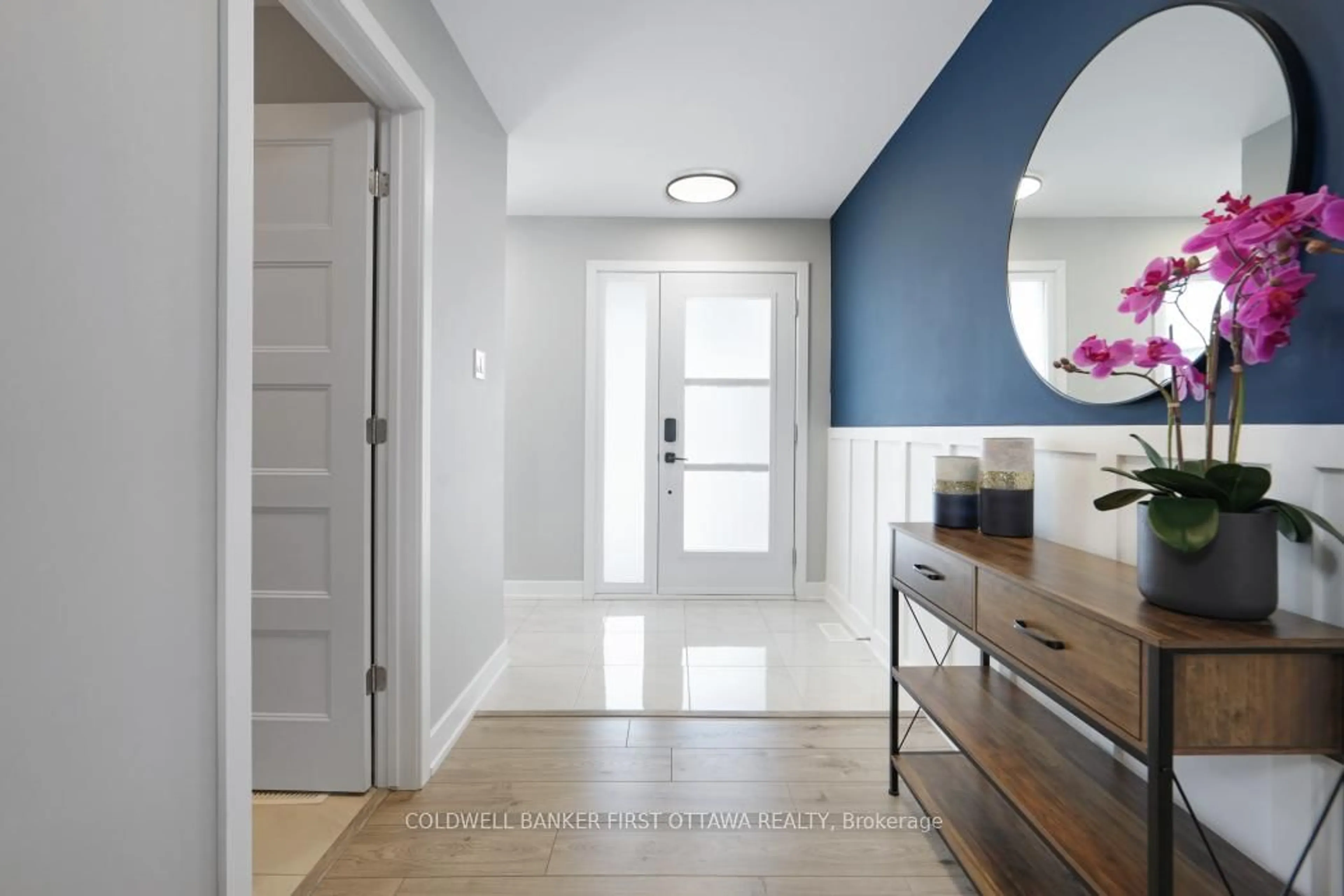 Indoor entryway for 277 Moisson St, Russell Ontario K0A 1W0