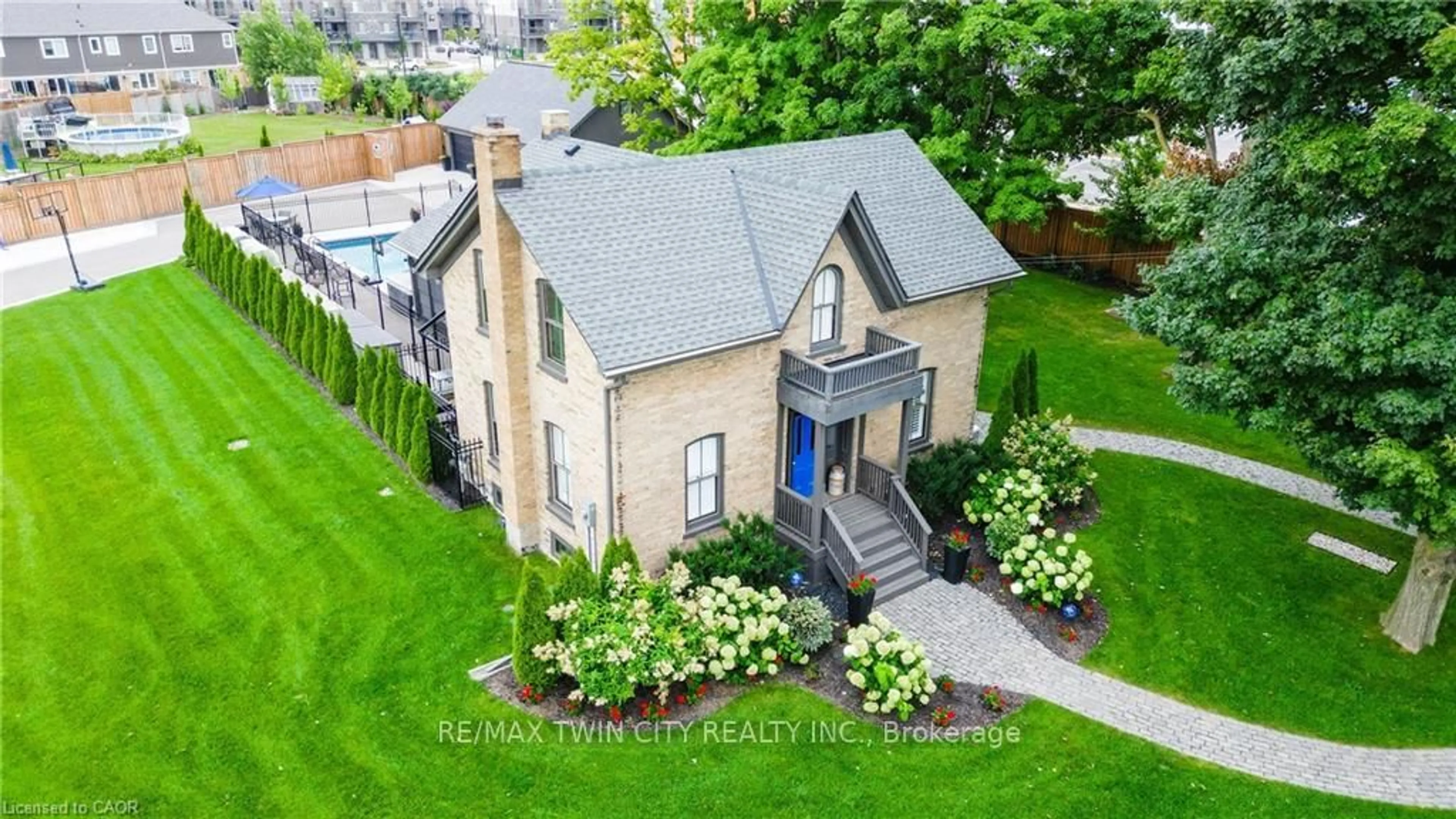 A pic from outside/outdoor area/front of a property/back of a property/a pic from drone, street for 920 Orr Crt, Kitchener Ontario N2R 1R4