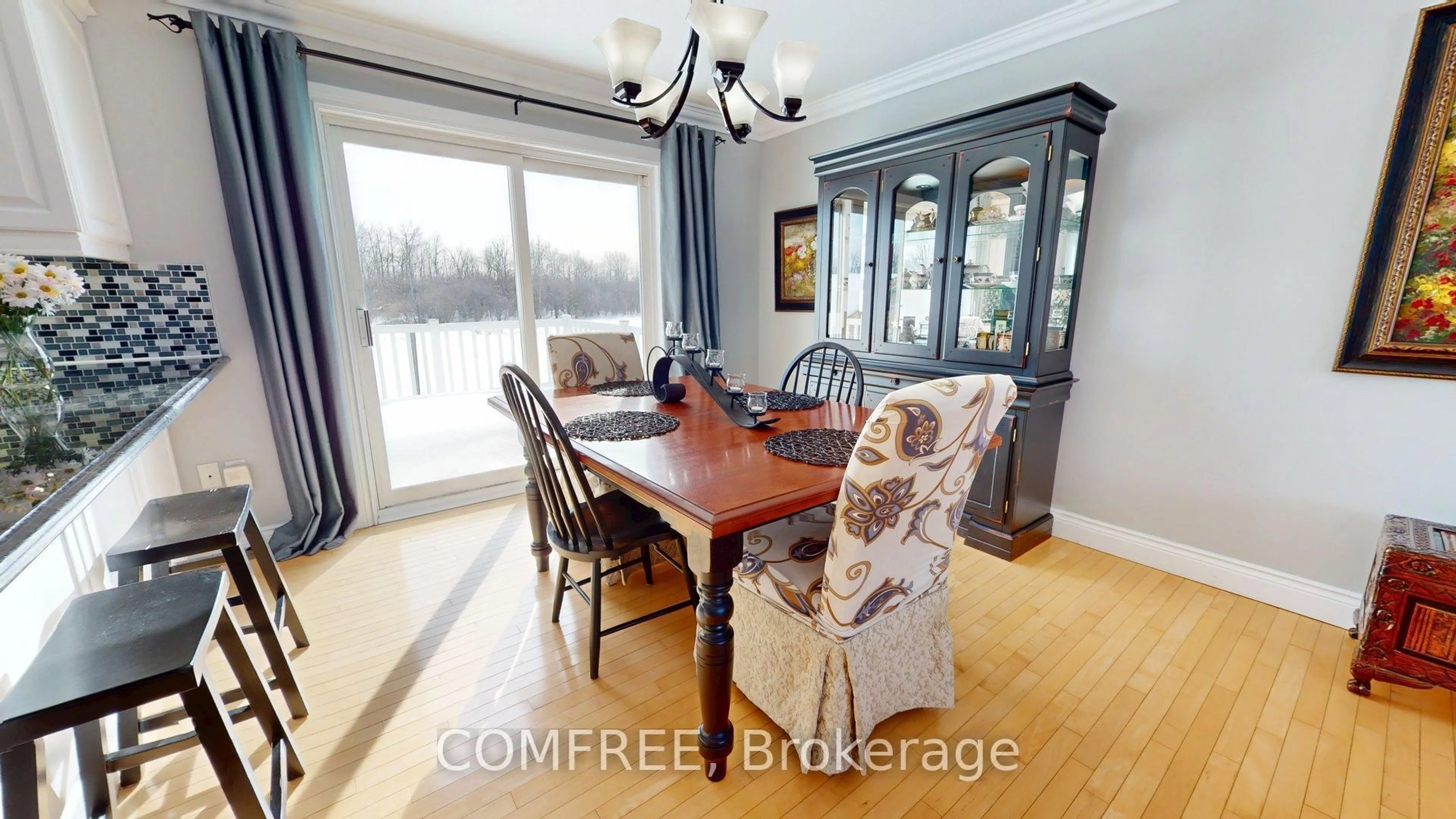 Dining room, wood/laminate floor for 1293 Drummond 1 Concession, Perth Ontario K7H 3C3