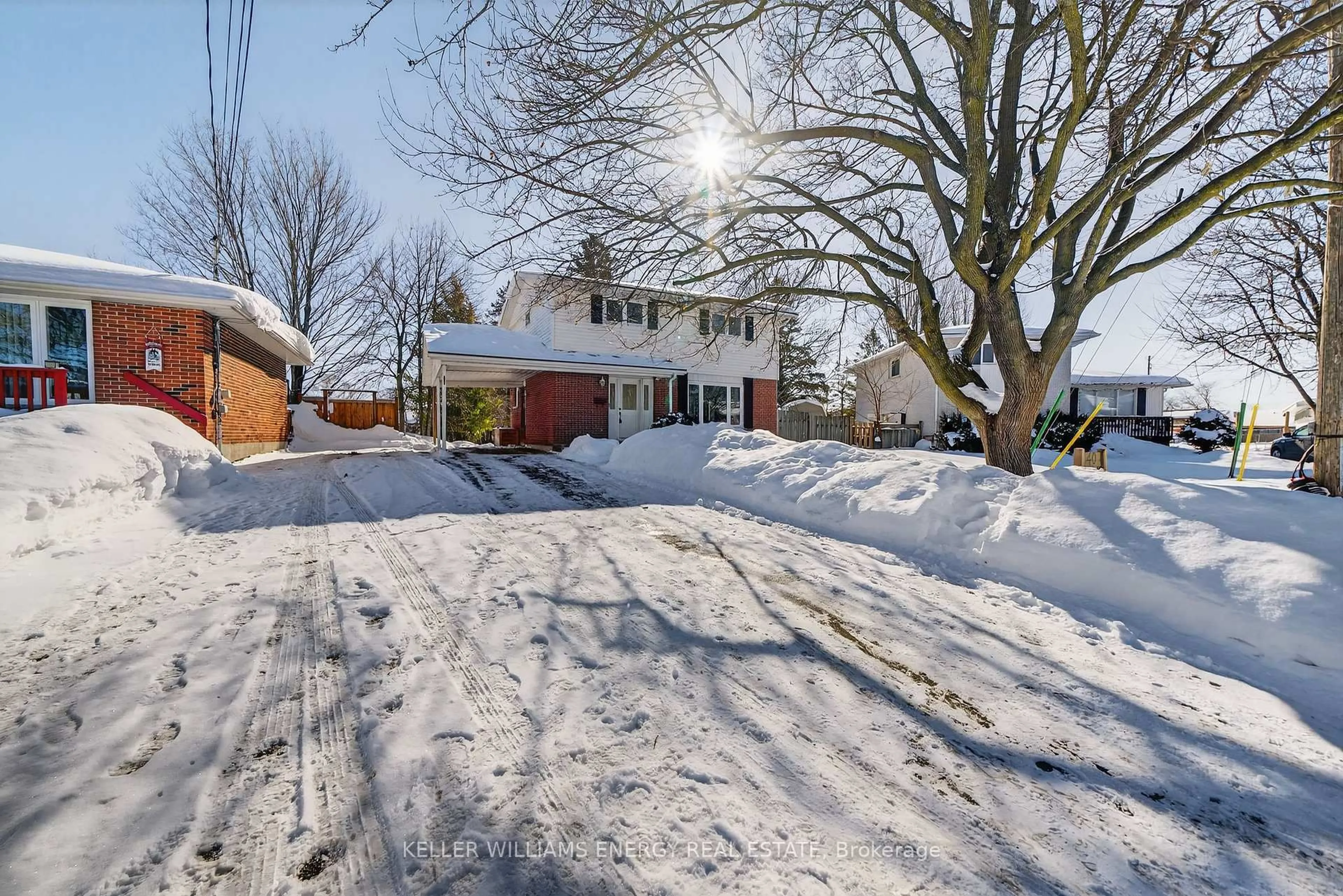A pic from outside/outdoor area/front of a property/back of a property/a pic from drone, street for 40 Robertson Lane, Belleville Ontario K8P 4C3