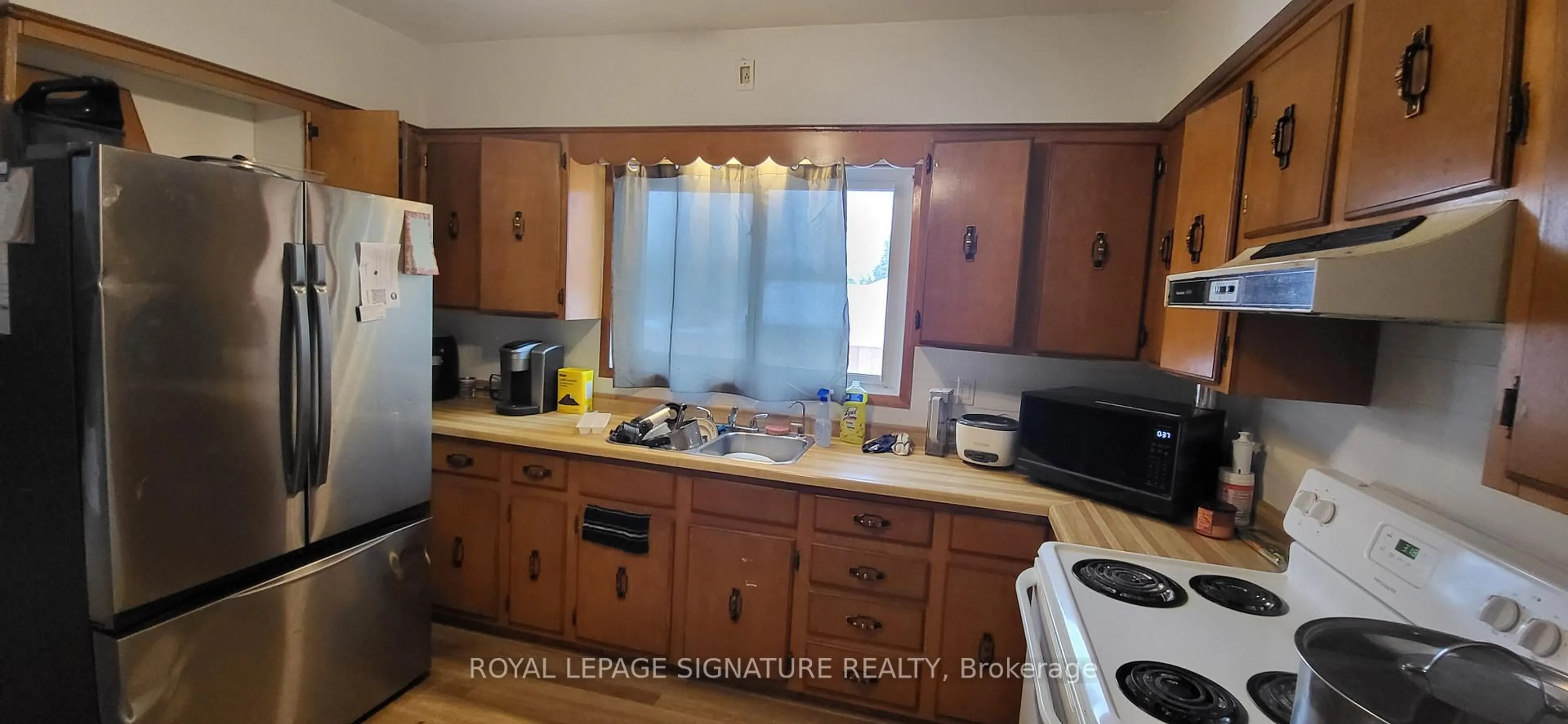 Standard kitchen, unknown for 22 Kennedy St, Welland Ontario L3B 3R6