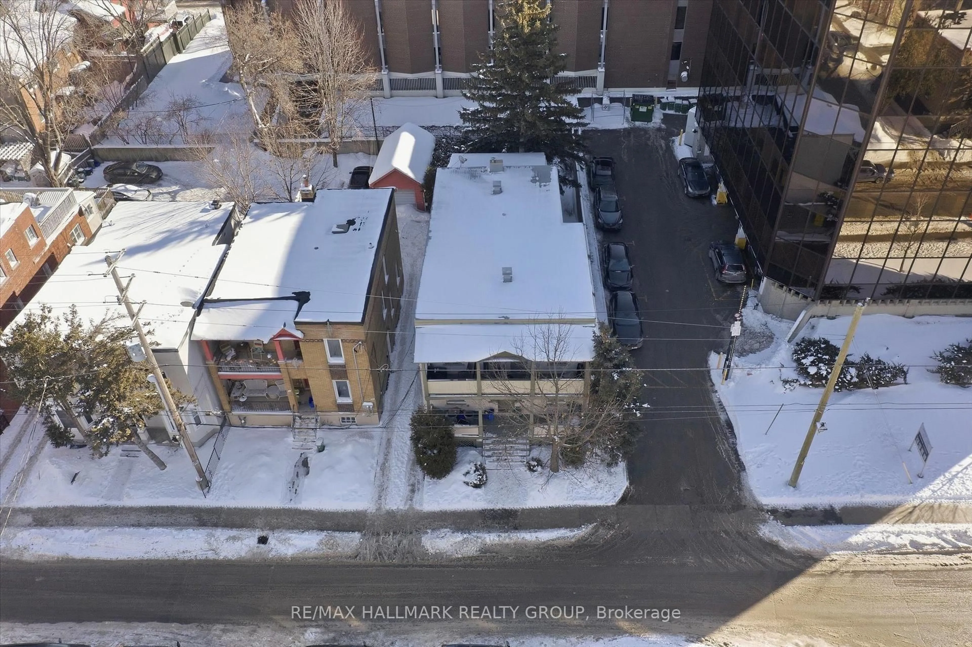 A pic from outside/outdoor area/front of a property/back of a property/a pic from drone, city buildings view from balcony for 44 St Andrew St, Ottawa Ontario K1N 5E9
