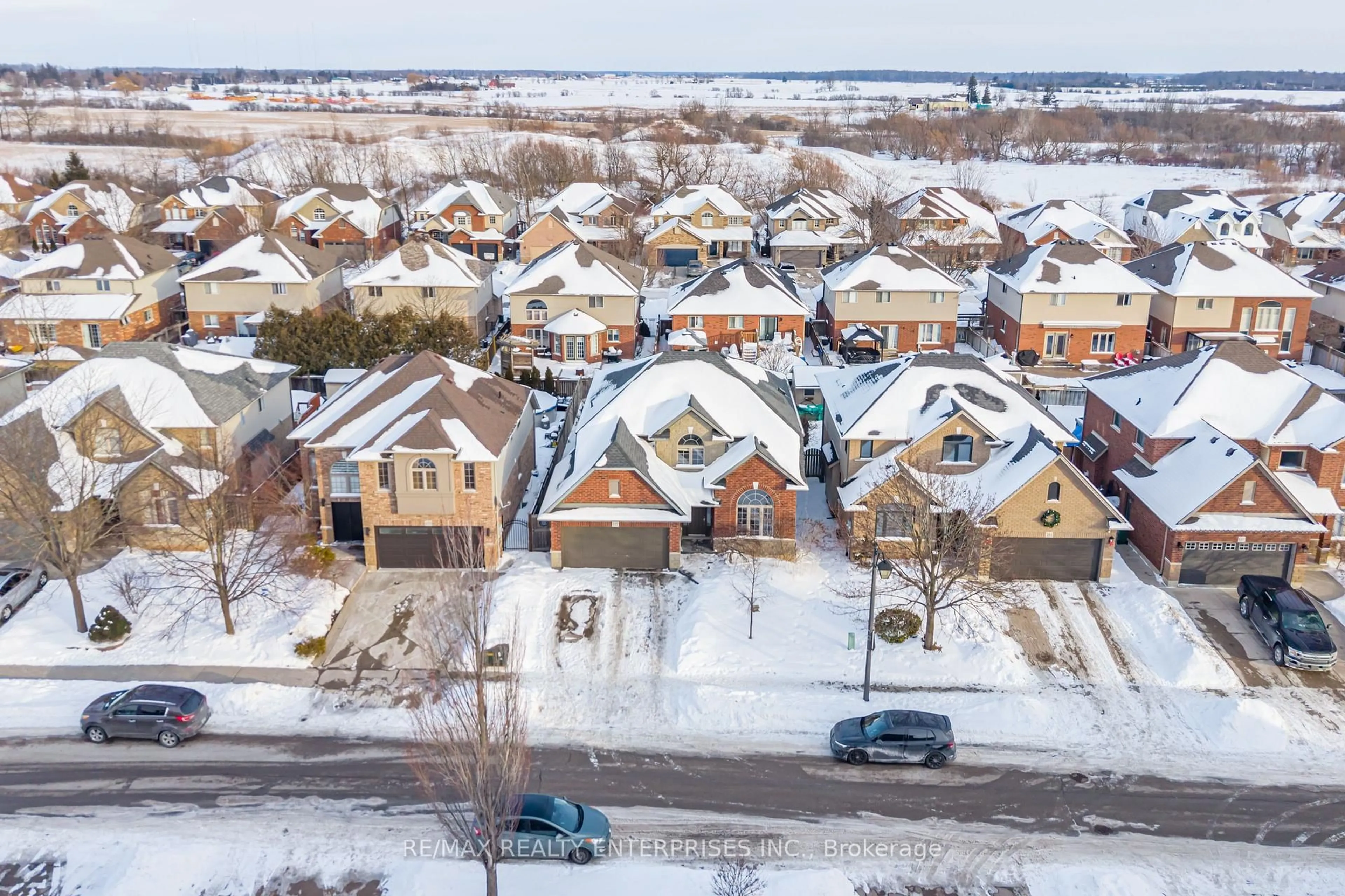 A pic from outside/outdoor area/front of a property/back of a property/a pic from drone, street for 177 Southbrook Dr, Hamilton Ontario L0R 1C0