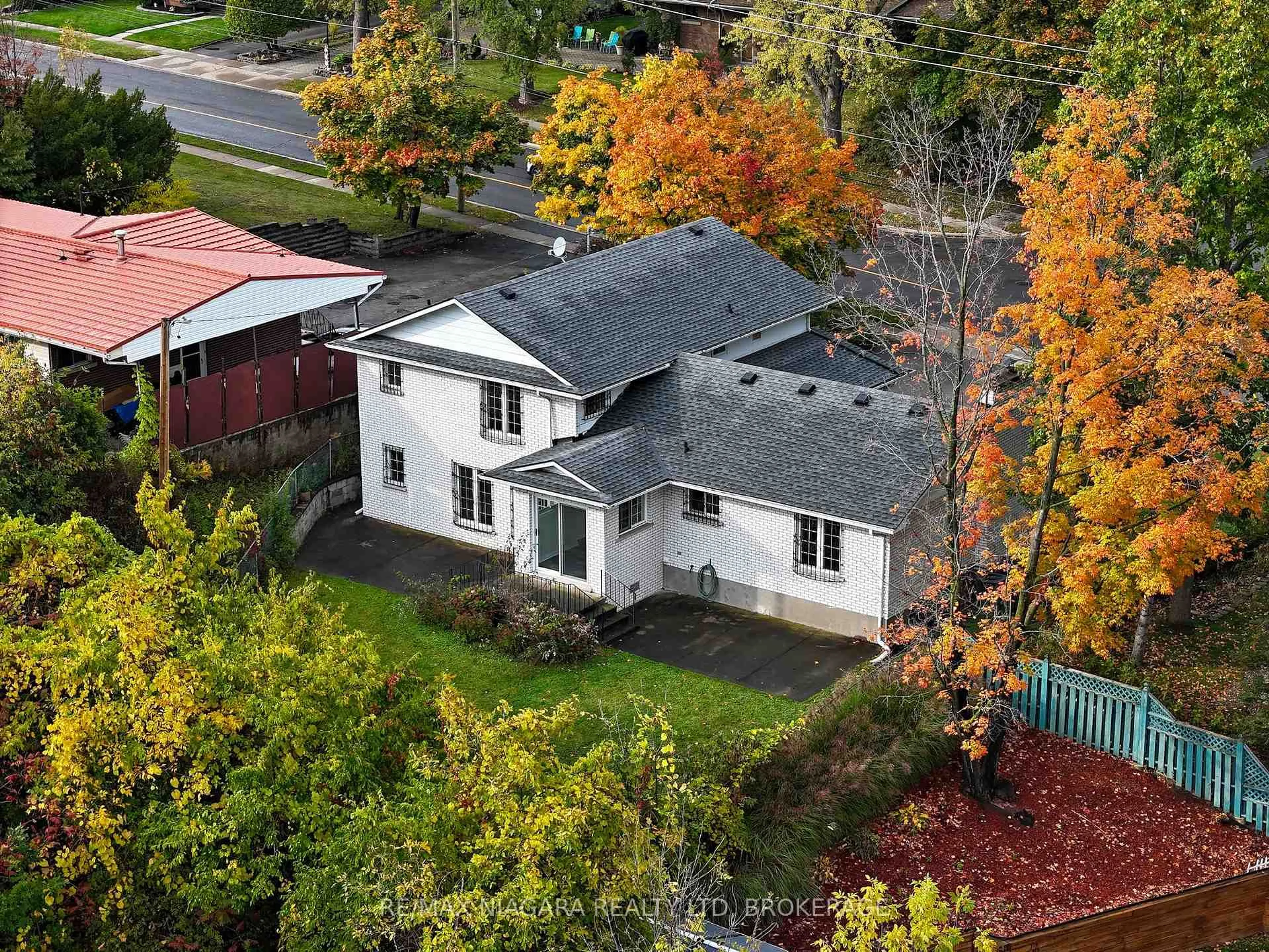 A pic from outside/outdoor area/front of a property/back of a property/a pic from drone, street for 62 Bertie St, Fort Erie Ontario L2A 1X9