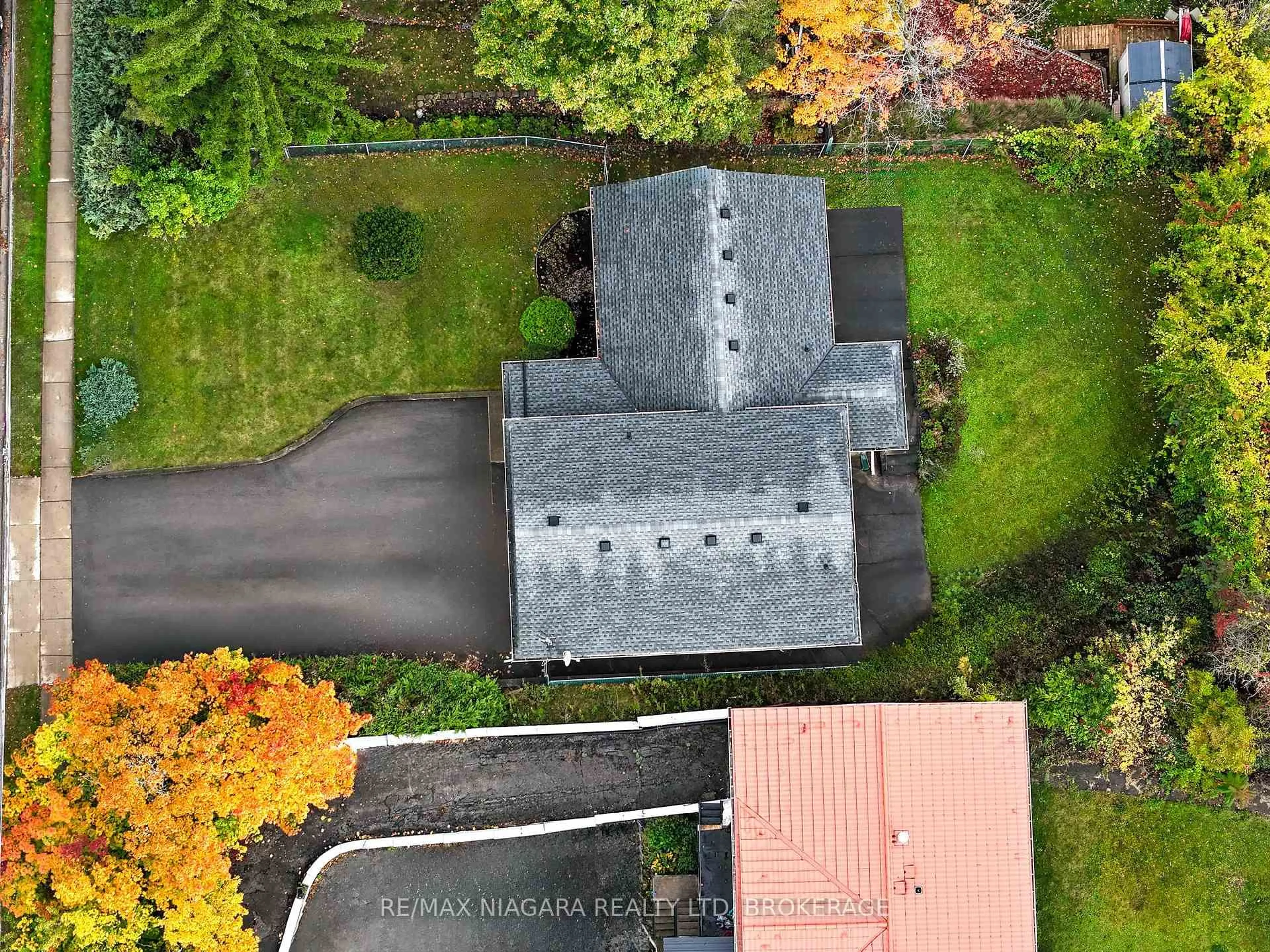 A pic from outside/outdoor area/front of a property/back of a property/a pic from drone, street for 62 Bertie St, Fort Erie Ontario L2A 1X9