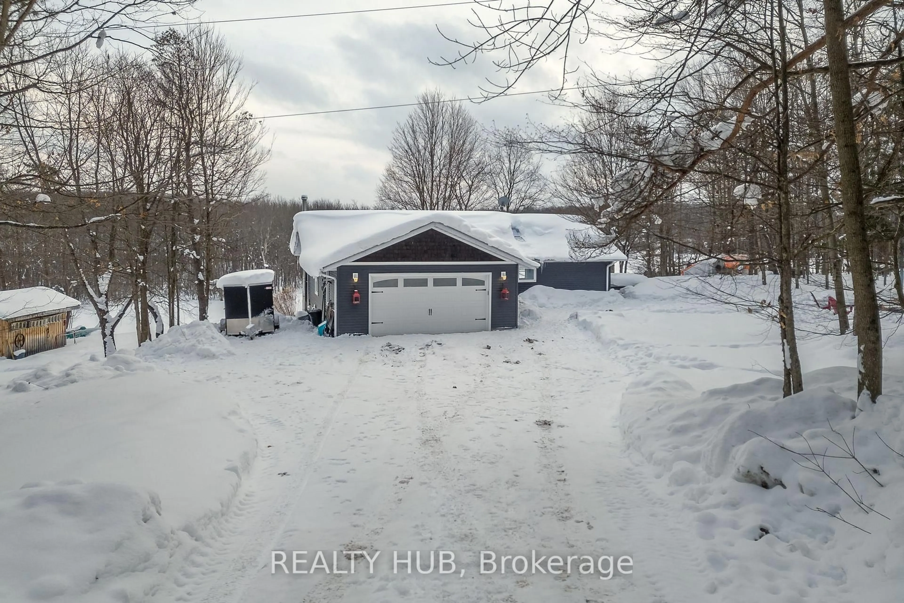 A pic from outside/outdoor area/front of a property/back of a property/a pic from drone, street for 1825 Falkenburg Rd, Muskoka Lakes Ontario P1L 1X4