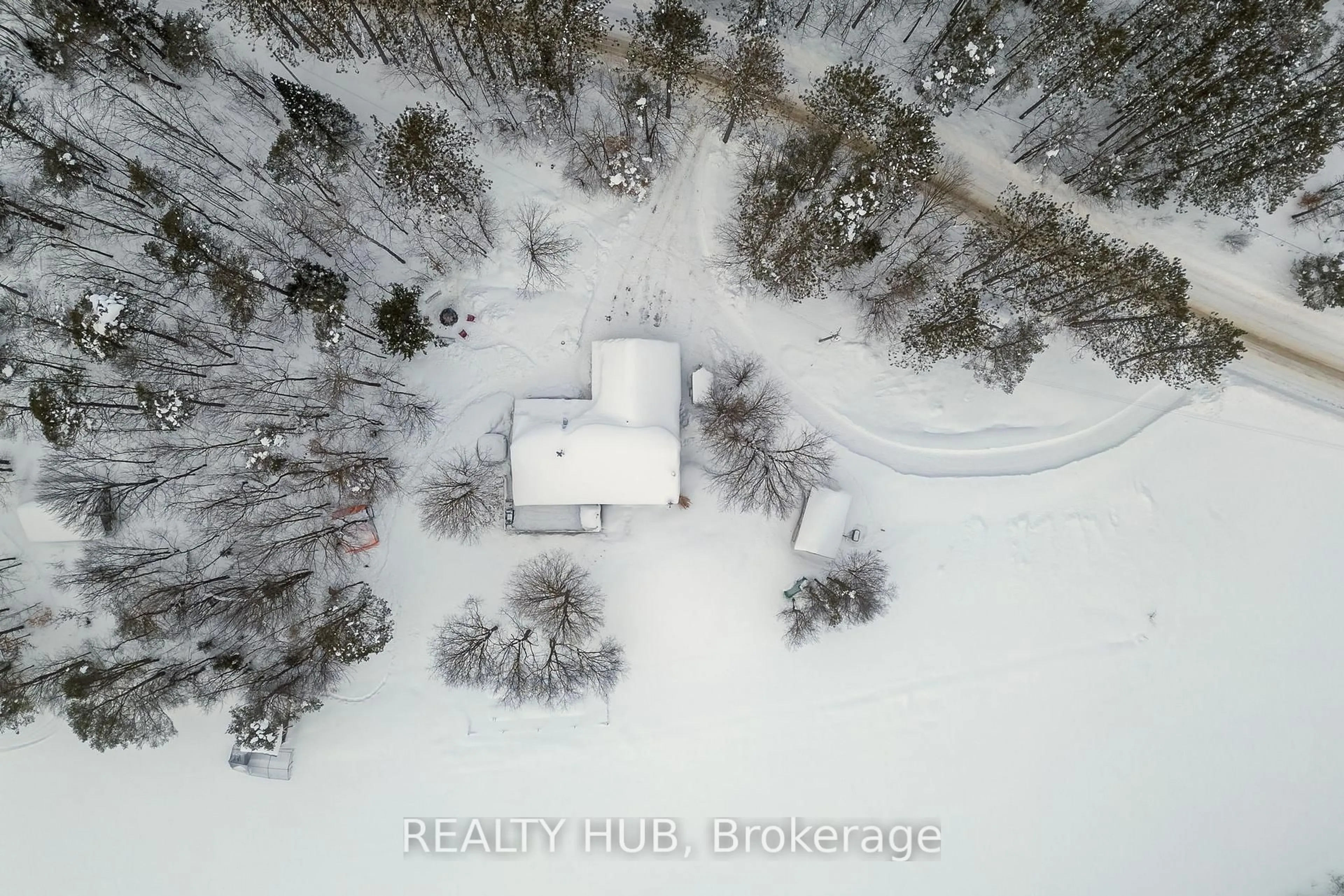 A pic from outside/outdoor area/front of a property/back of a property/a pic from drone, building for 1825 Falkenburg Rd, Muskoka Lakes Ontario P1L 1X4