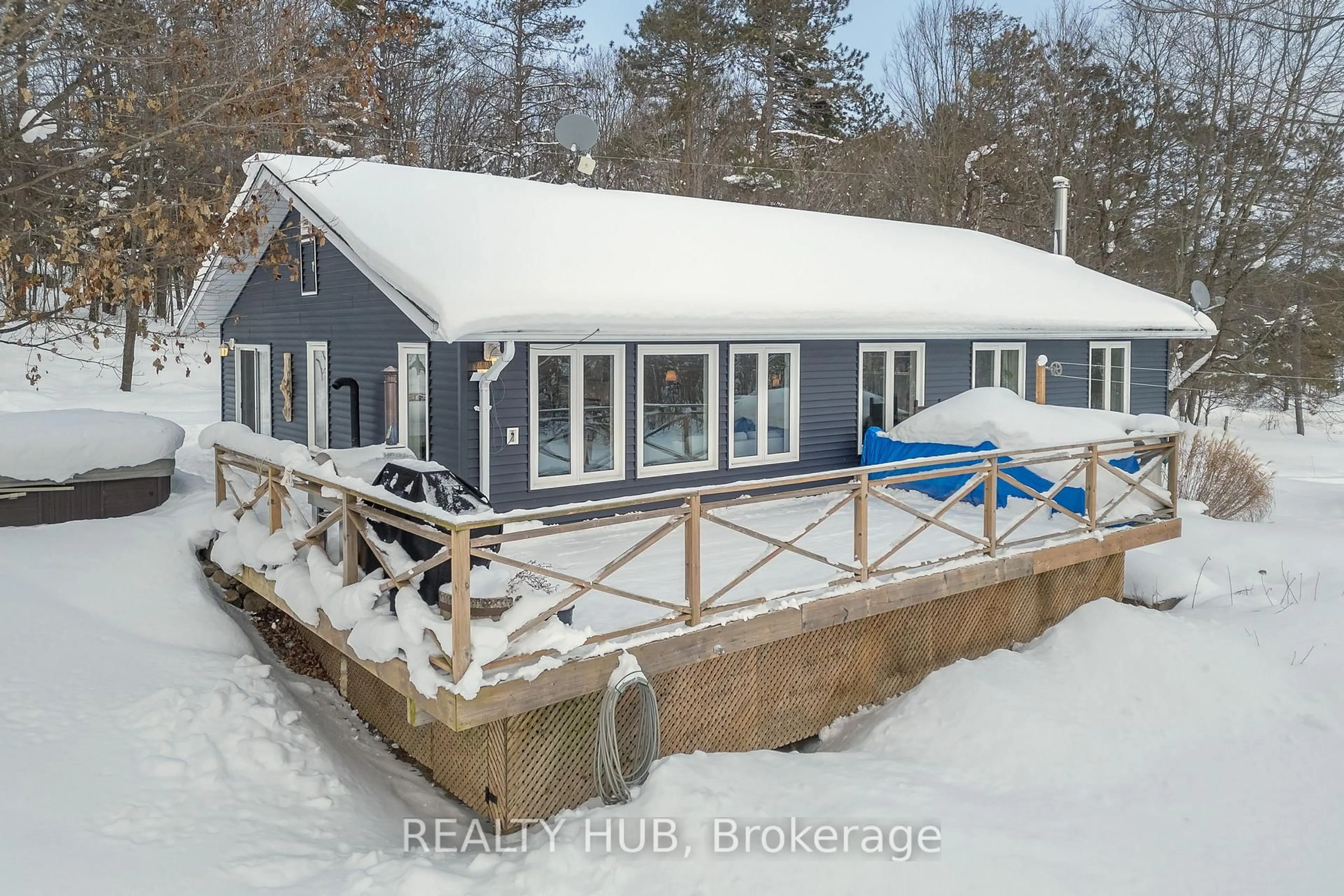 A pic from outside/outdoor area/front of a property/back of a property/a pic from drone, unknown for 1825 Falkenburg Rd, Muskoka Lakes Ontario P1L 1X4