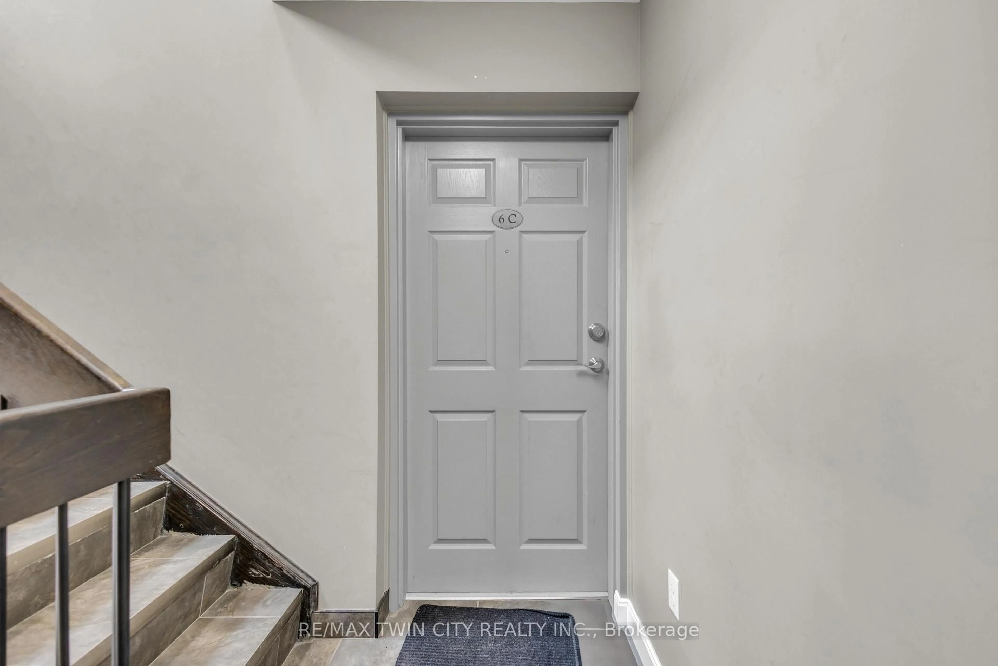 Indoor entryway for 1460 Highland Rd #6C, Kitchener Ontario N2N 0B7