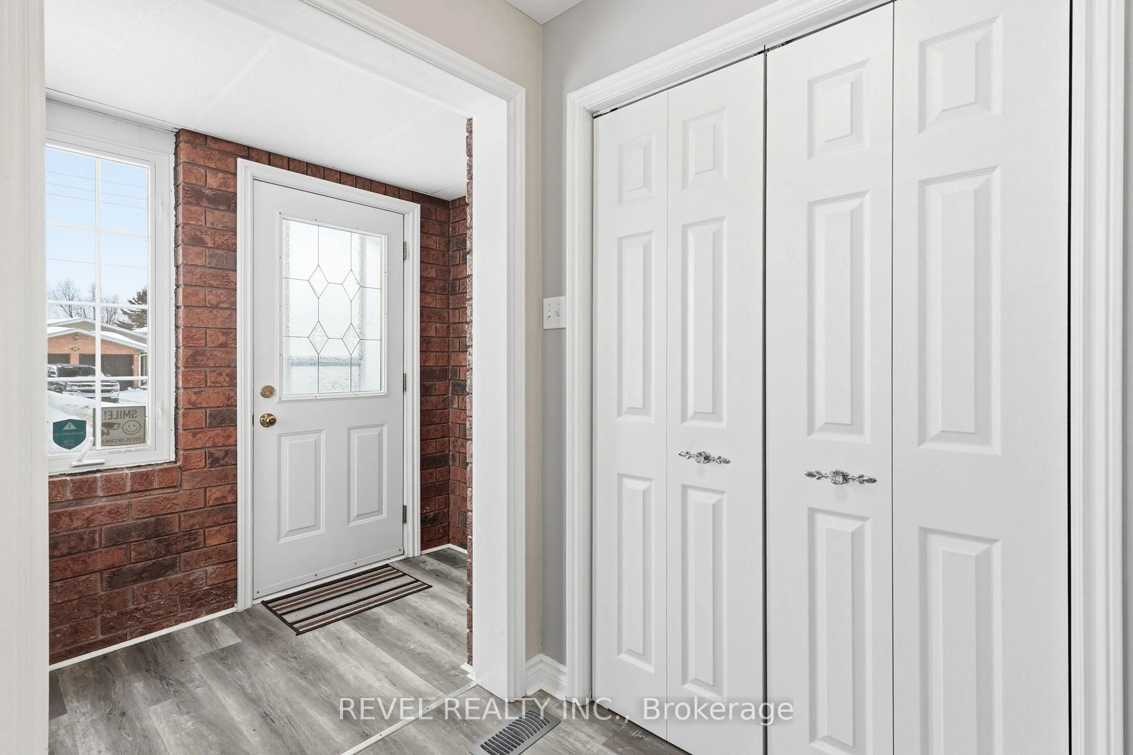 Indoor entryway for 332 Mary St, Kawartha Lakes Ontario K9V 5X5