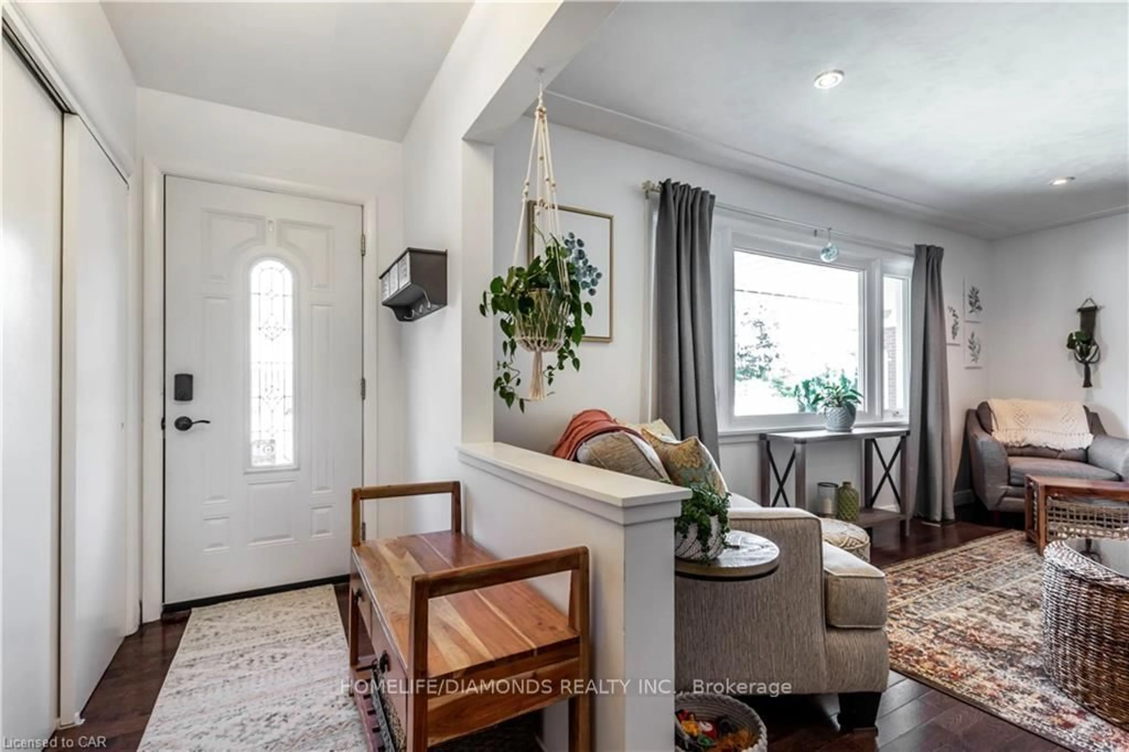 Indoor entryway for 107 ELLIS Cres, Waterloo Ontario N2J 2C1