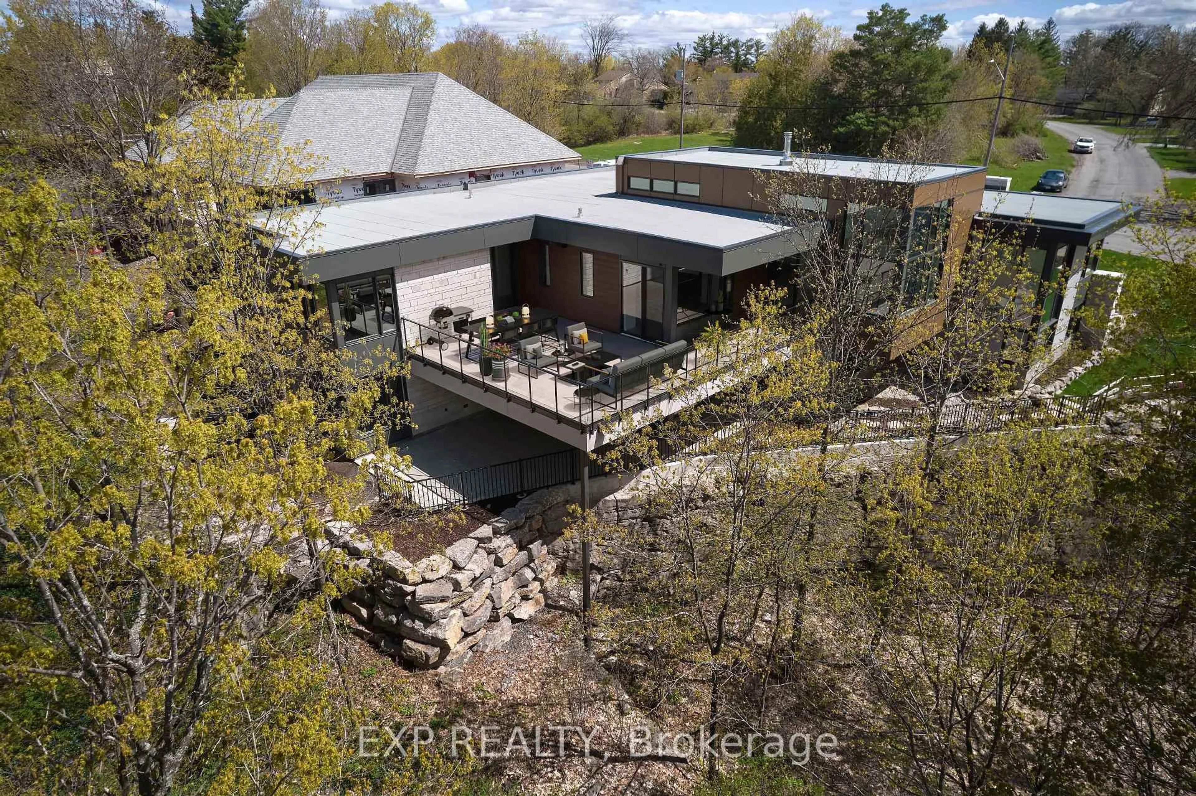 A pic from outside/outdoor area/front of a property/back of a property/a pic from drone, building for 32 CLOVELLY Rd, Ottawa Ontario K1J 6M2