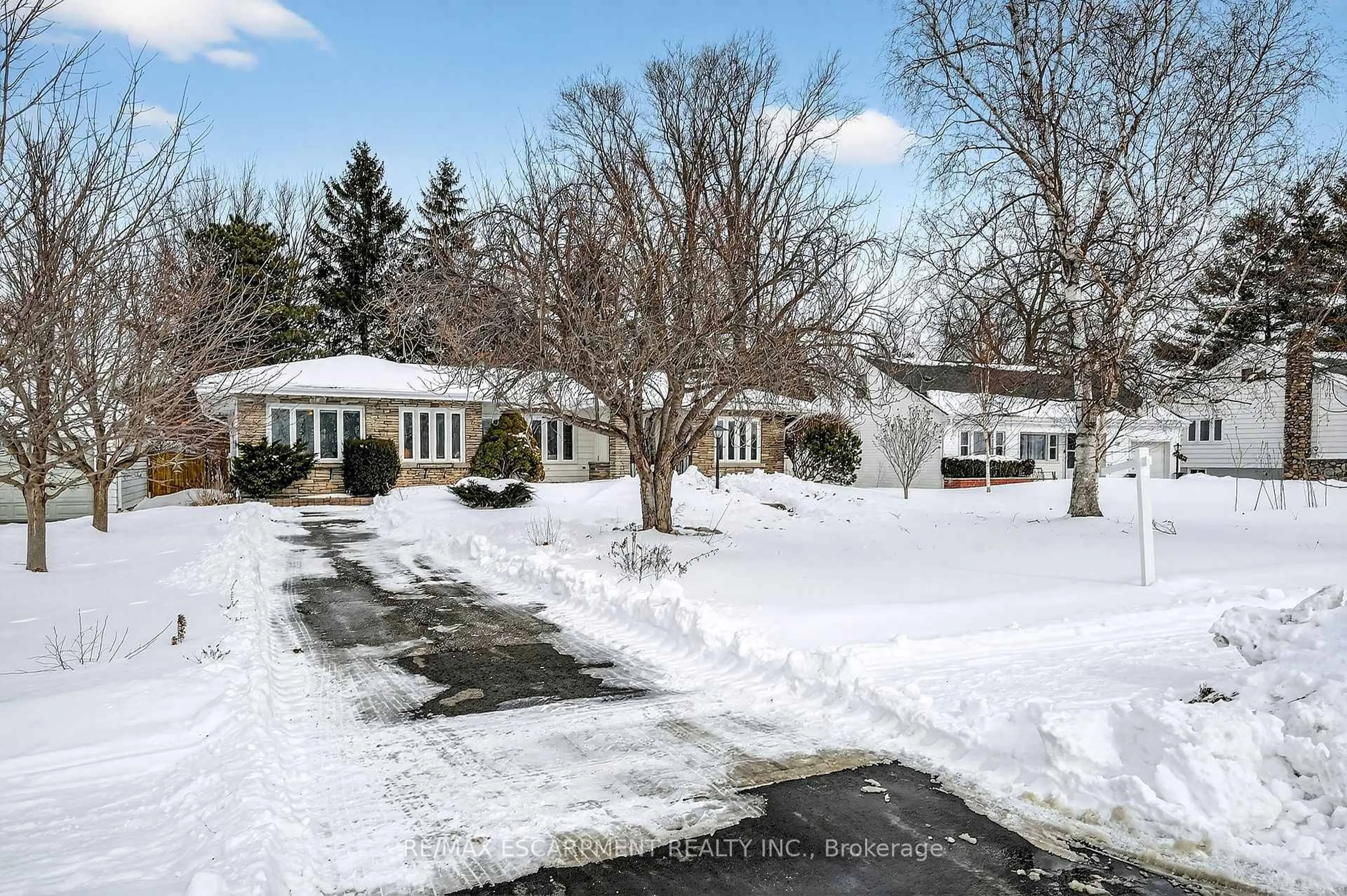 A pic from outside/outdoor area/front of a property/back of a property/a pic from drone, street for 617 Lock St, Haldimand Ontario N1A 1V9