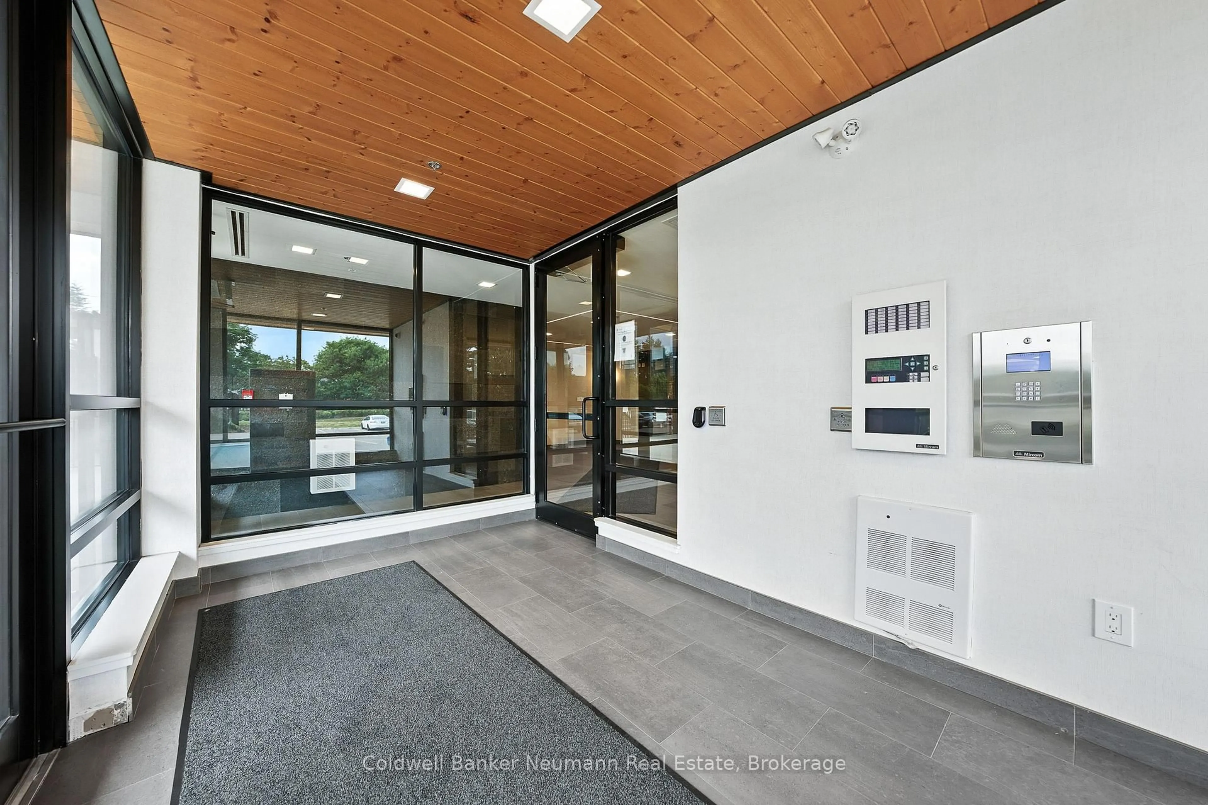 Indoor foyer for 247 Northfield Dr #210, Waterloo Ontario N2K 0H1