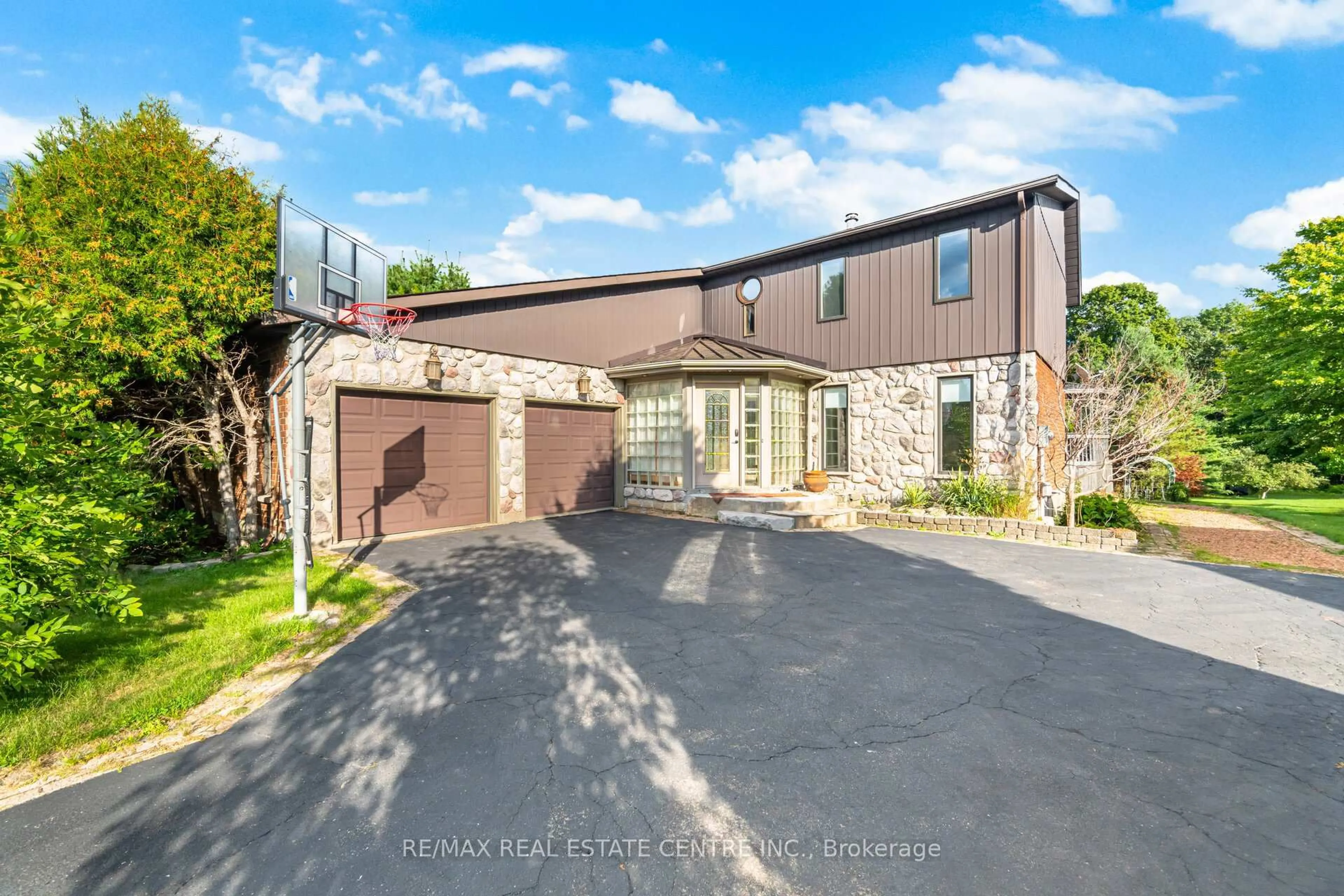 A pic from outside/outdoor area/front of a property/back of a property/a pic from drone, unknown for 29 JESSICA Lane, Guelph/Eramosa Ontario N1H 6J1