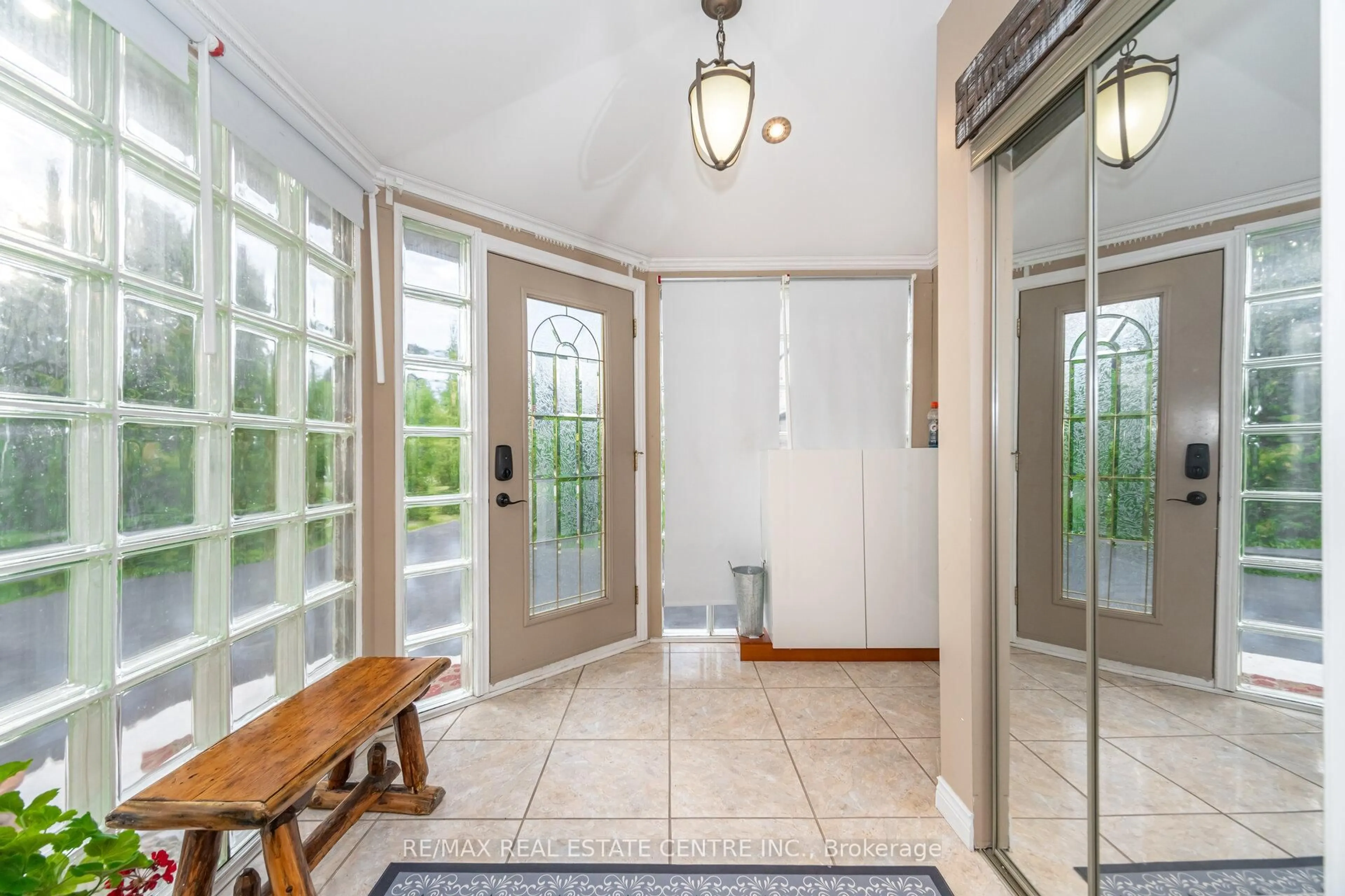 Indoor entryway for 29 JESSICA Lane, Guelph/Eramosa Ontario N1H 6J1