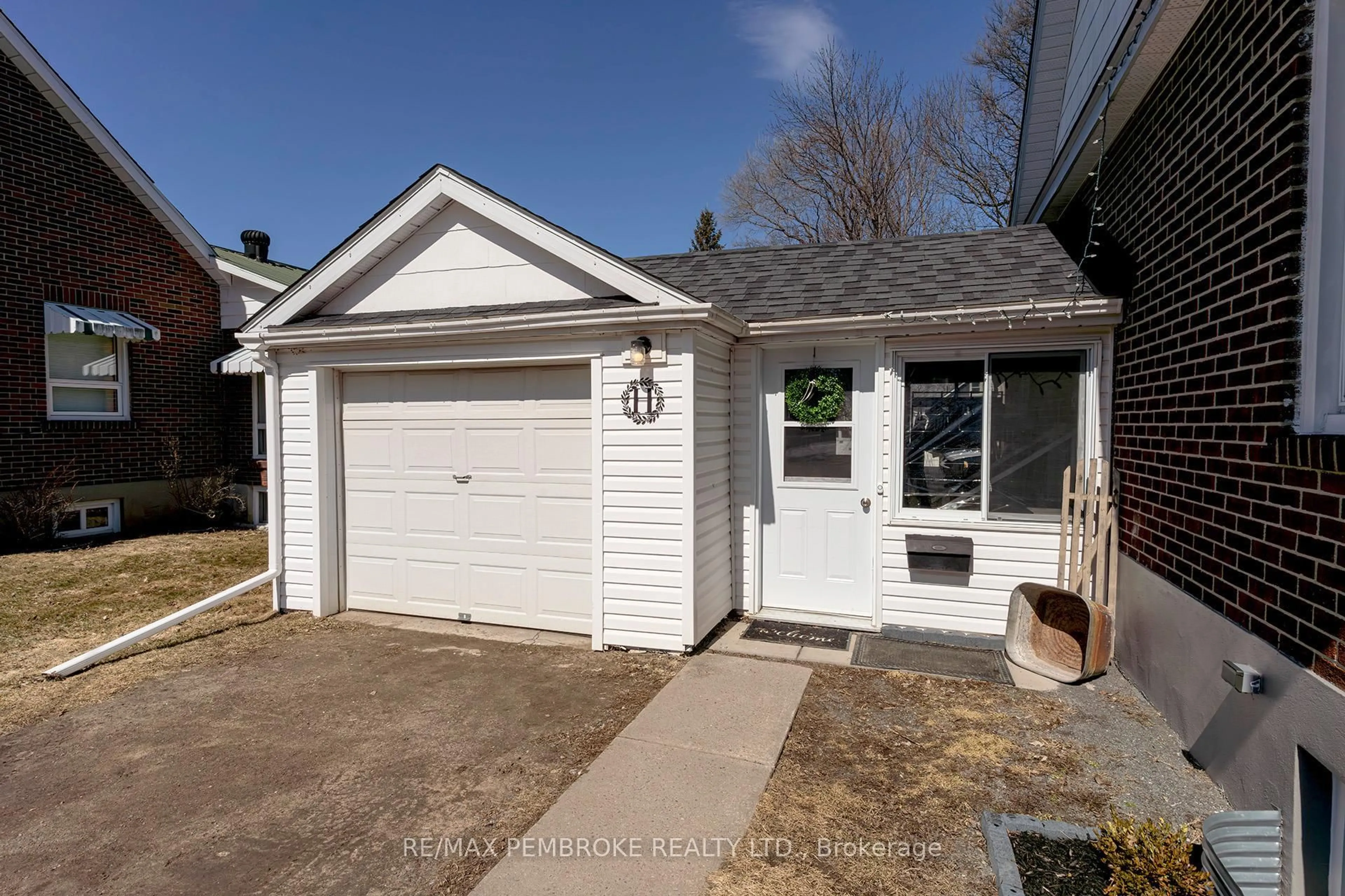 Home with vinyl exterior material, street for 181 Morris St, Pembroke Ontario K8A 2L1
