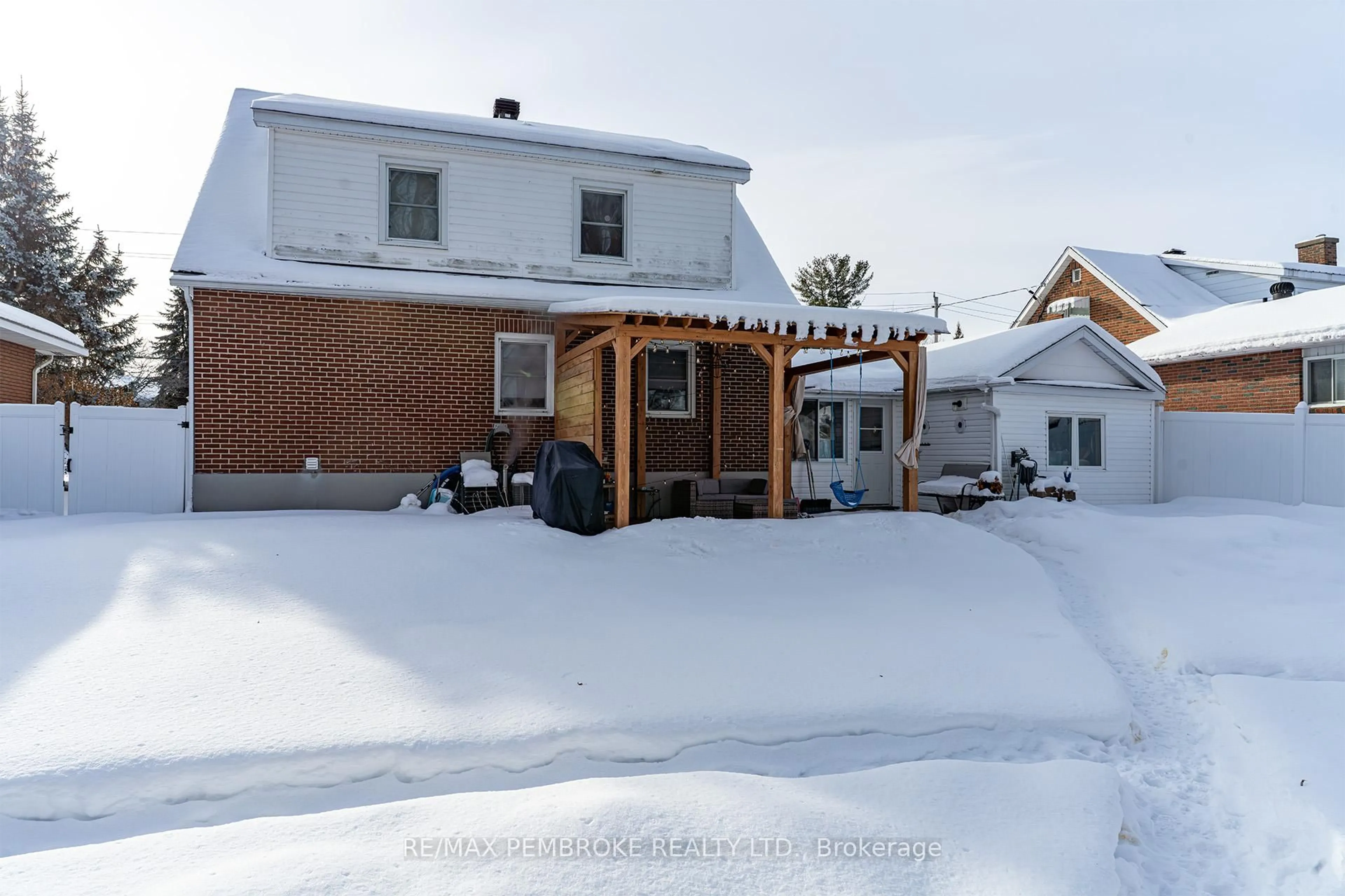 A pic from outside/outdoor area/front of a property/back of a property/a pic from drone, street for 181 Morris St, Pembroke Ontario K8A 2L1
