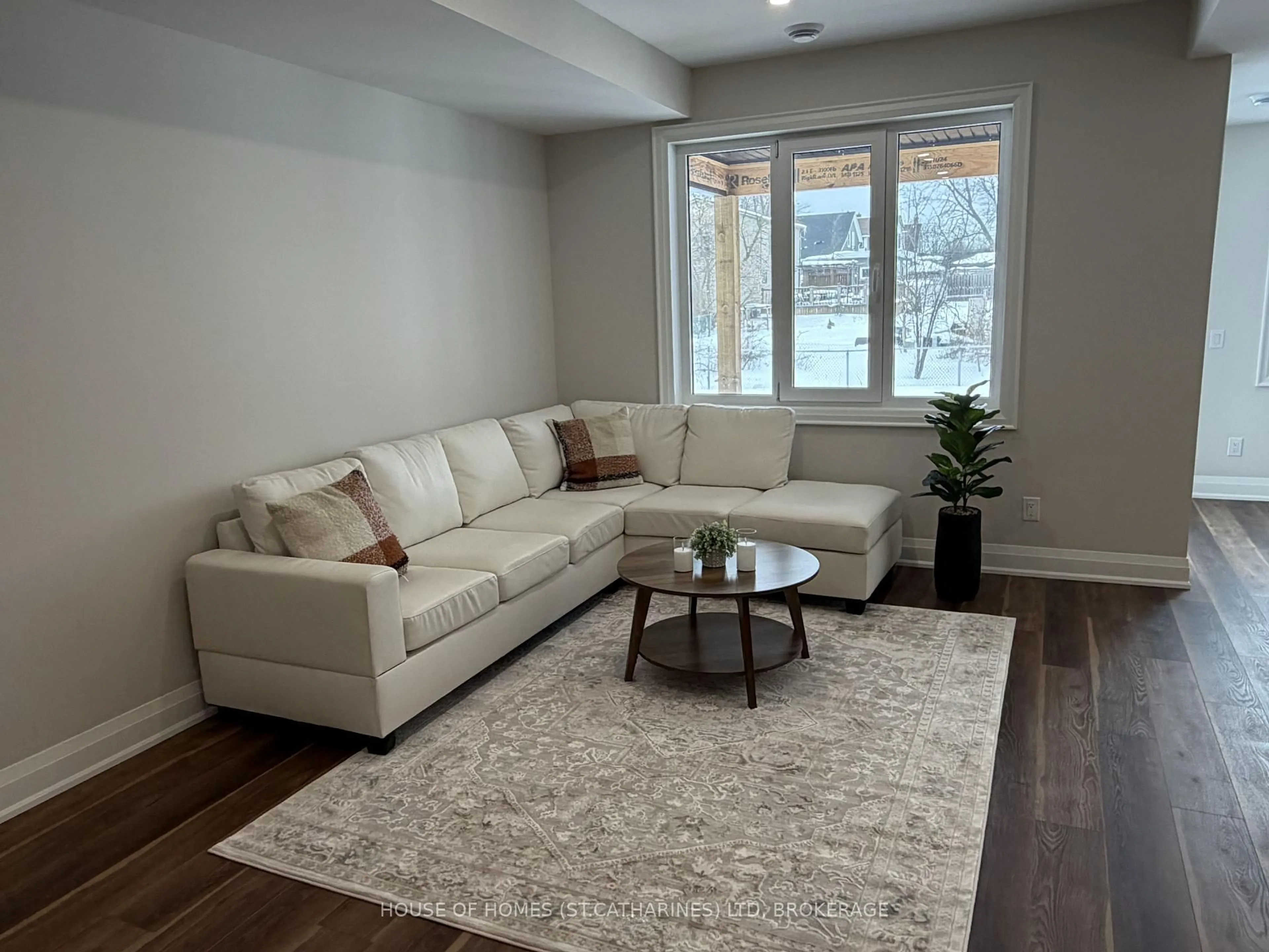 Living room with furniture, unknown for 950 Burwell St, Fort Erie Ontario L2A 0E3