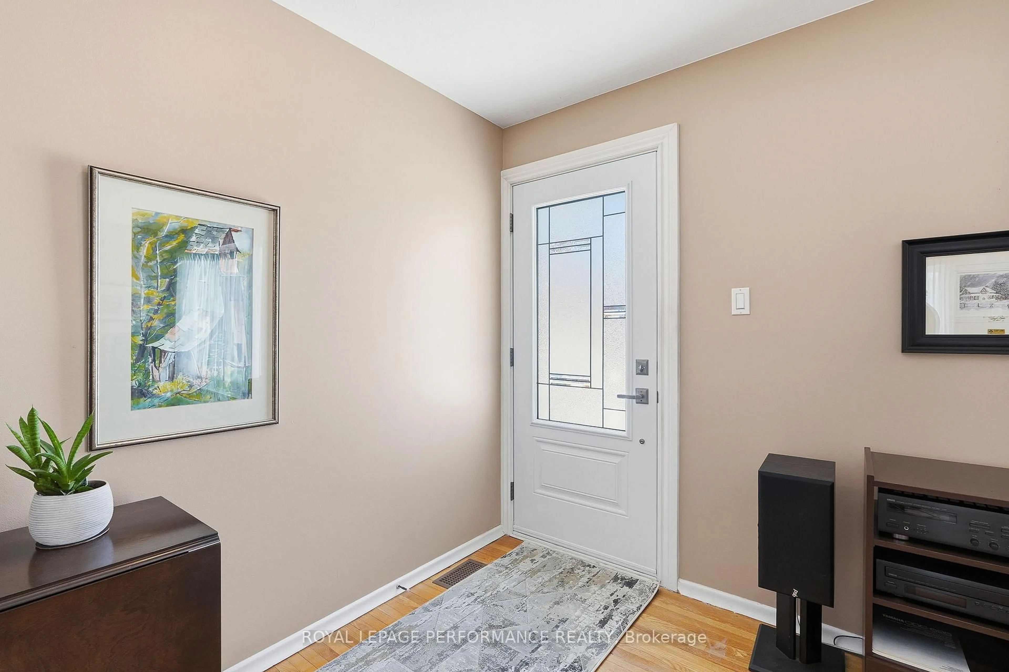 Indoor entryway for 2266 Fife Cres, Ottawa Ontario K1G 2Z4